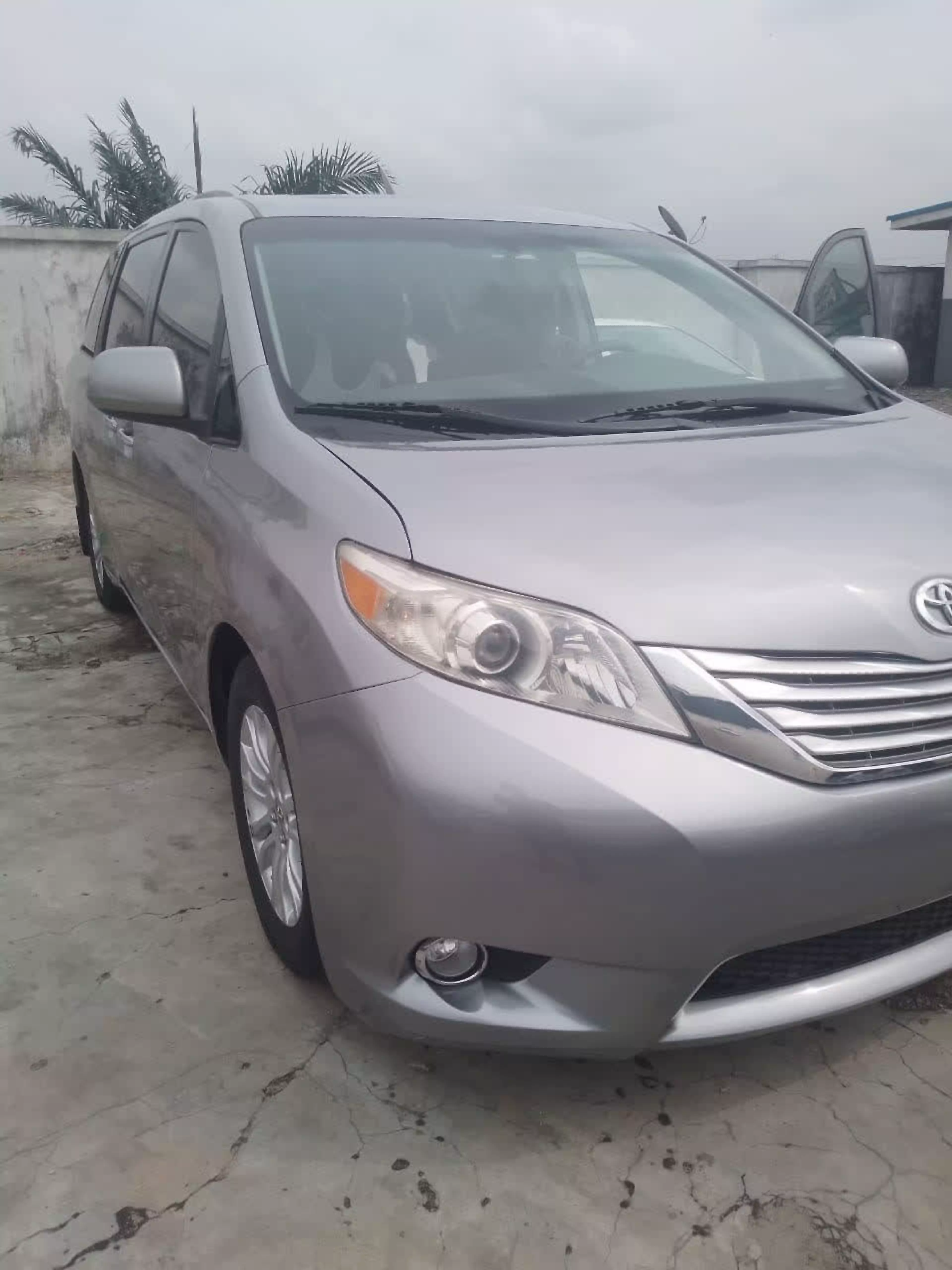 Toyota Sienna - 2011
