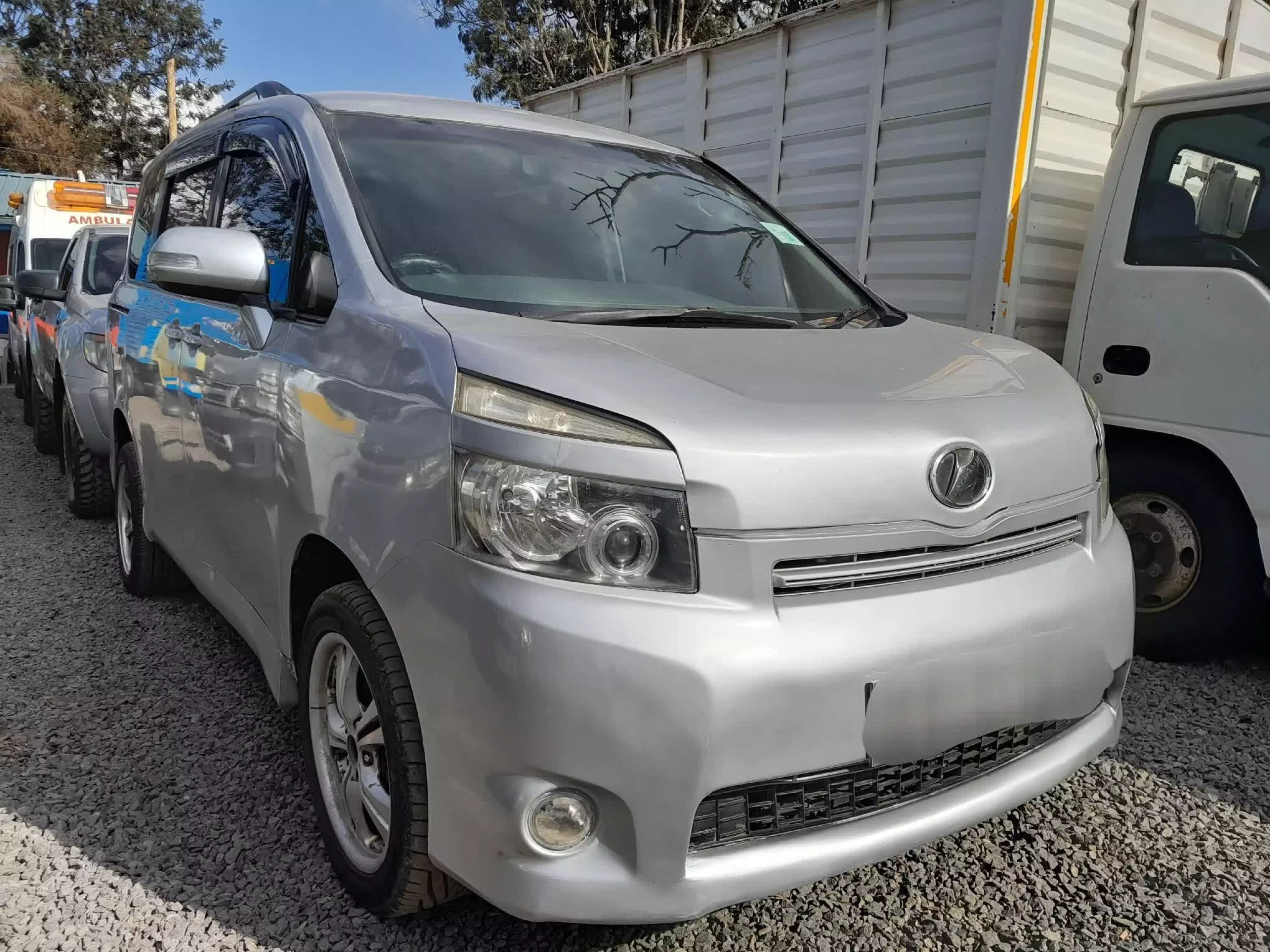 Toyota Voxy  - 2010