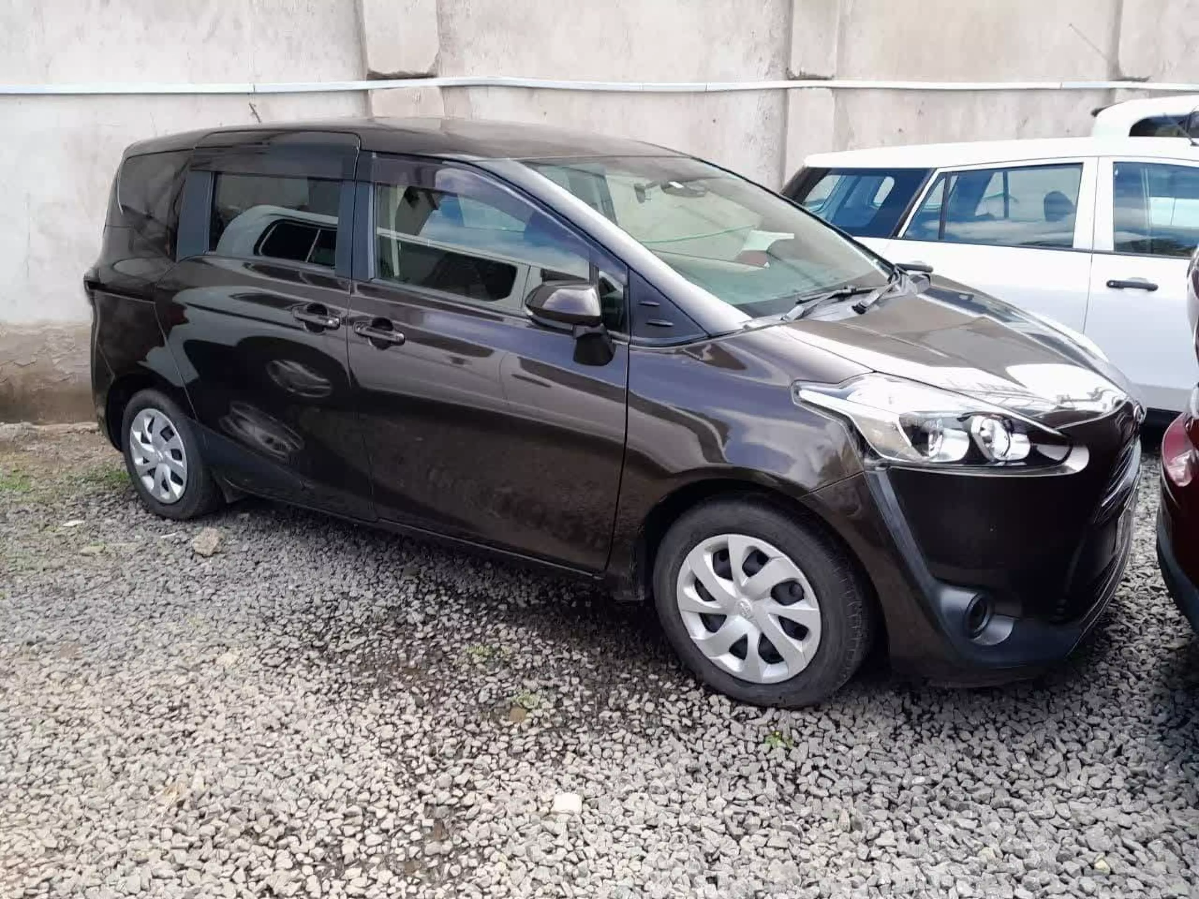 Toyota Sienta - 2016