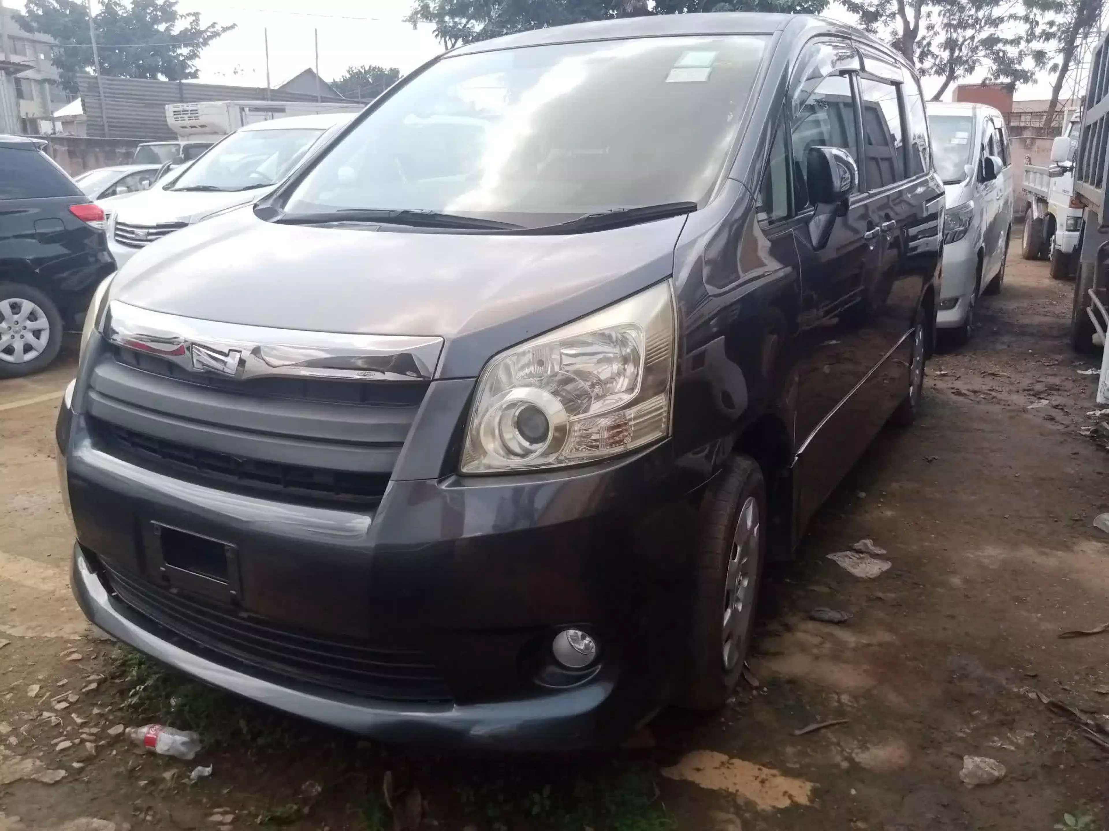 Toyota Noah - 2010