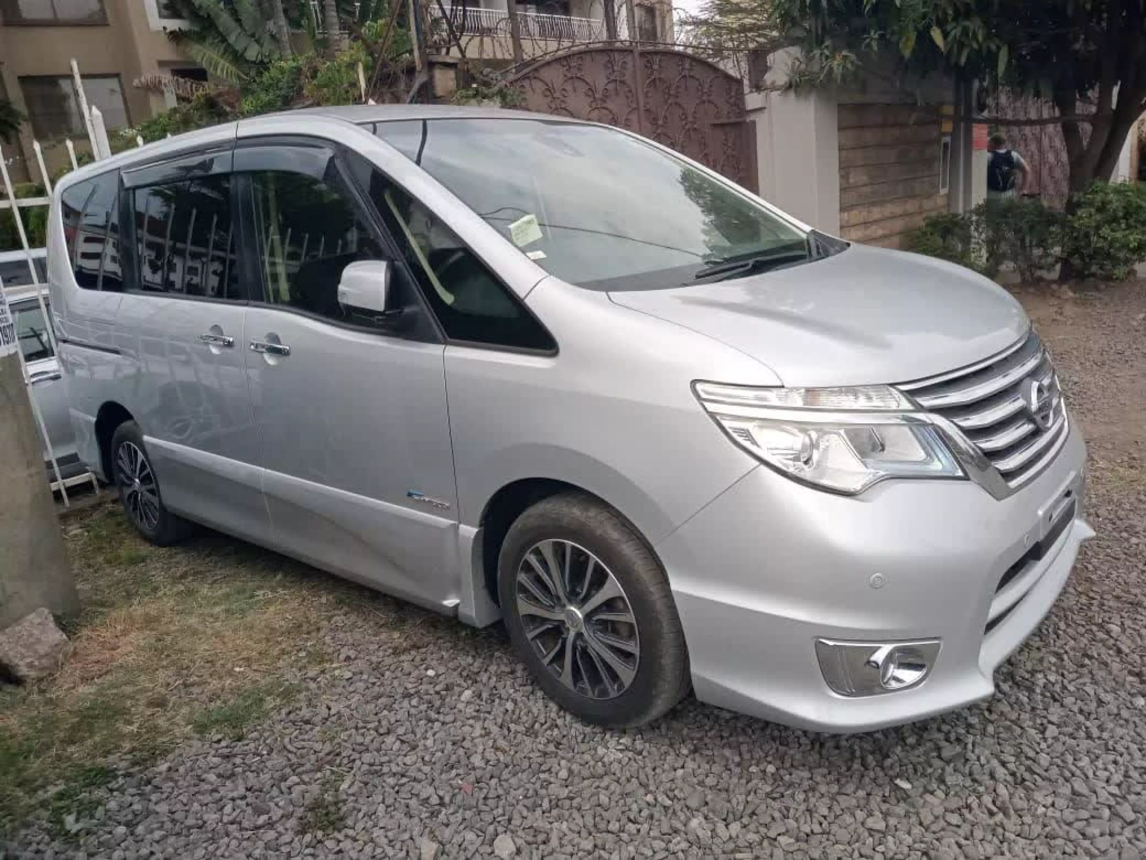Nissan Serena - 2016