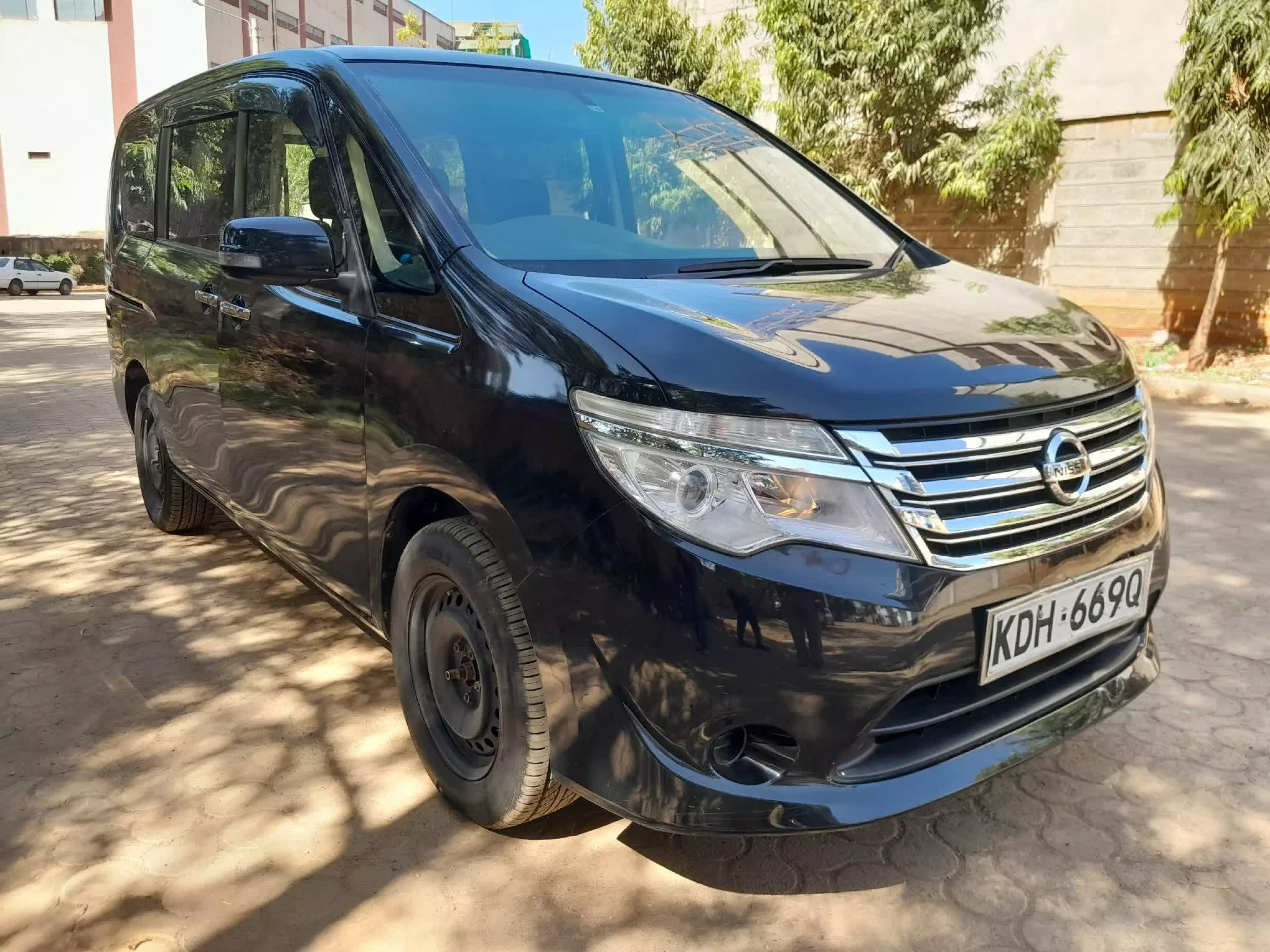 Nissan Serena - 2014