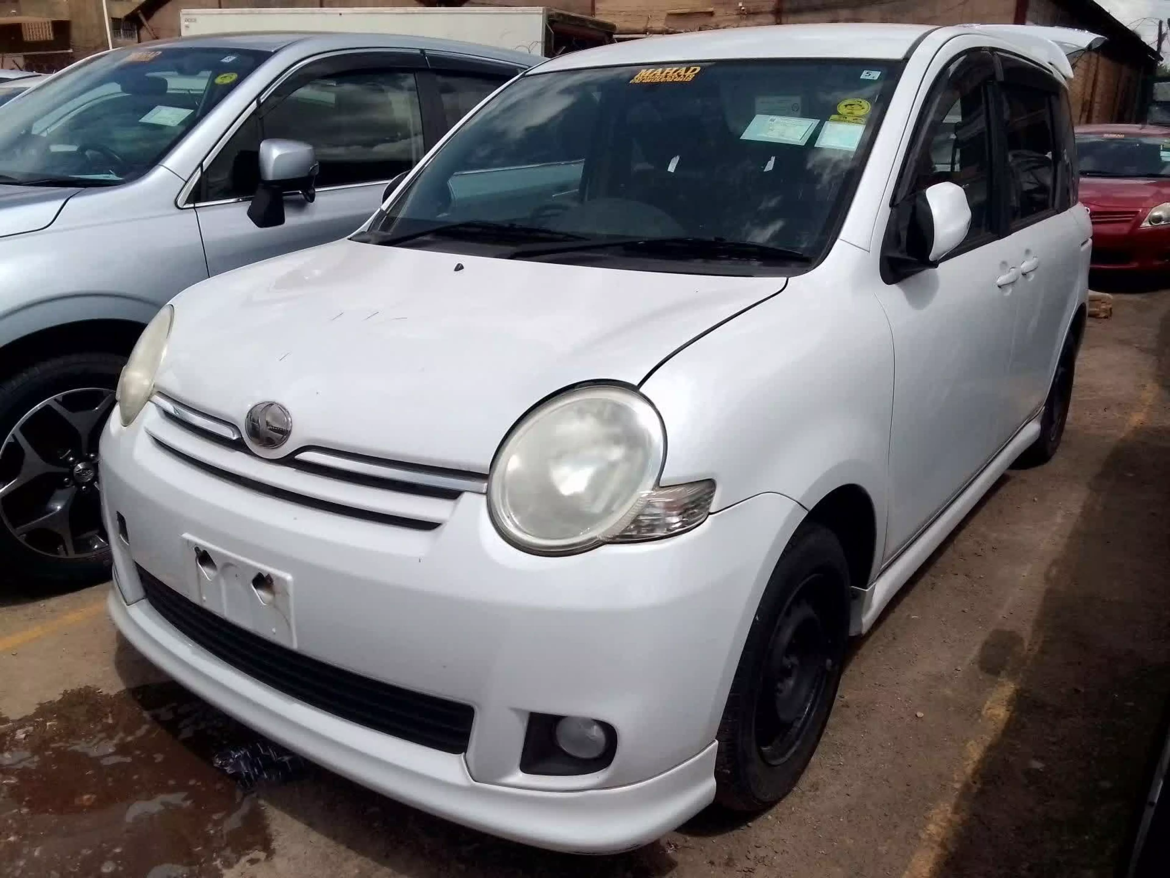 Toyota Sienta - 2010