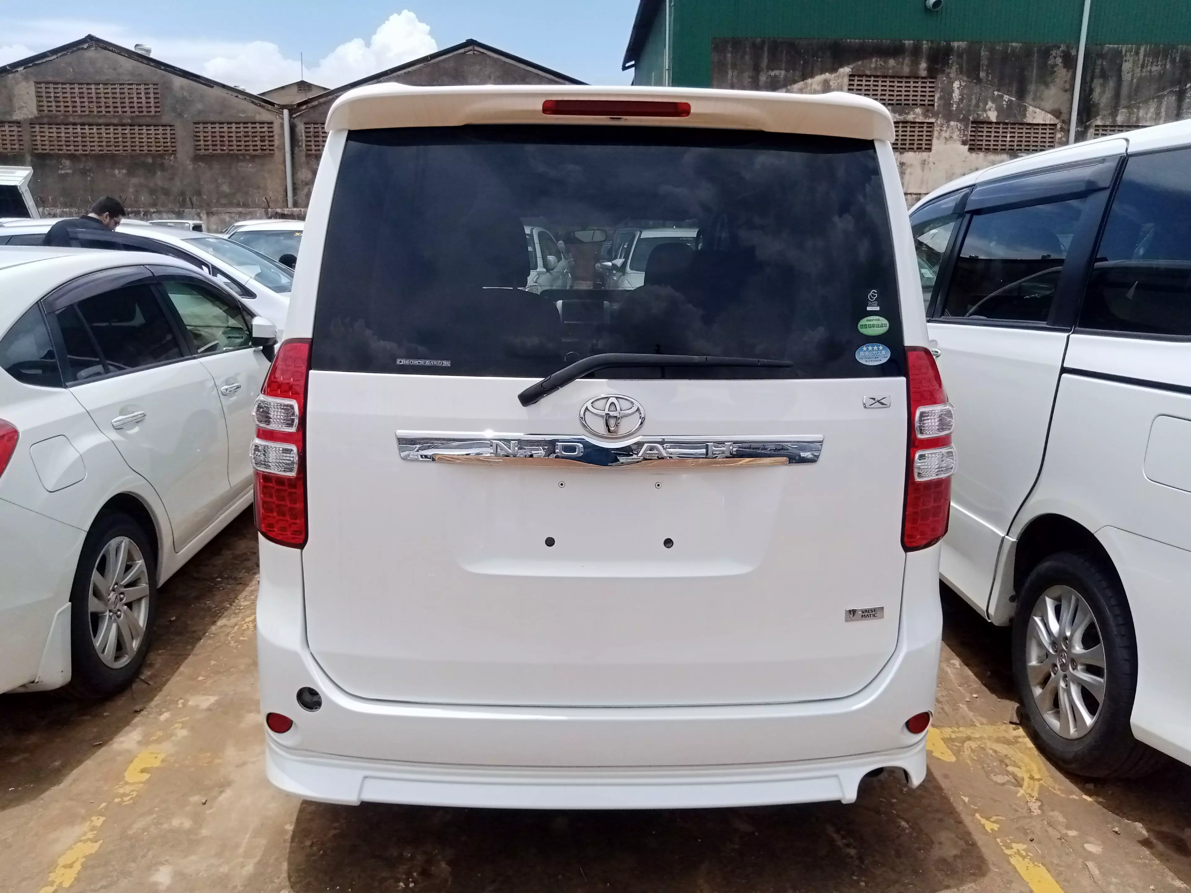 Toyota Noah   - 2011