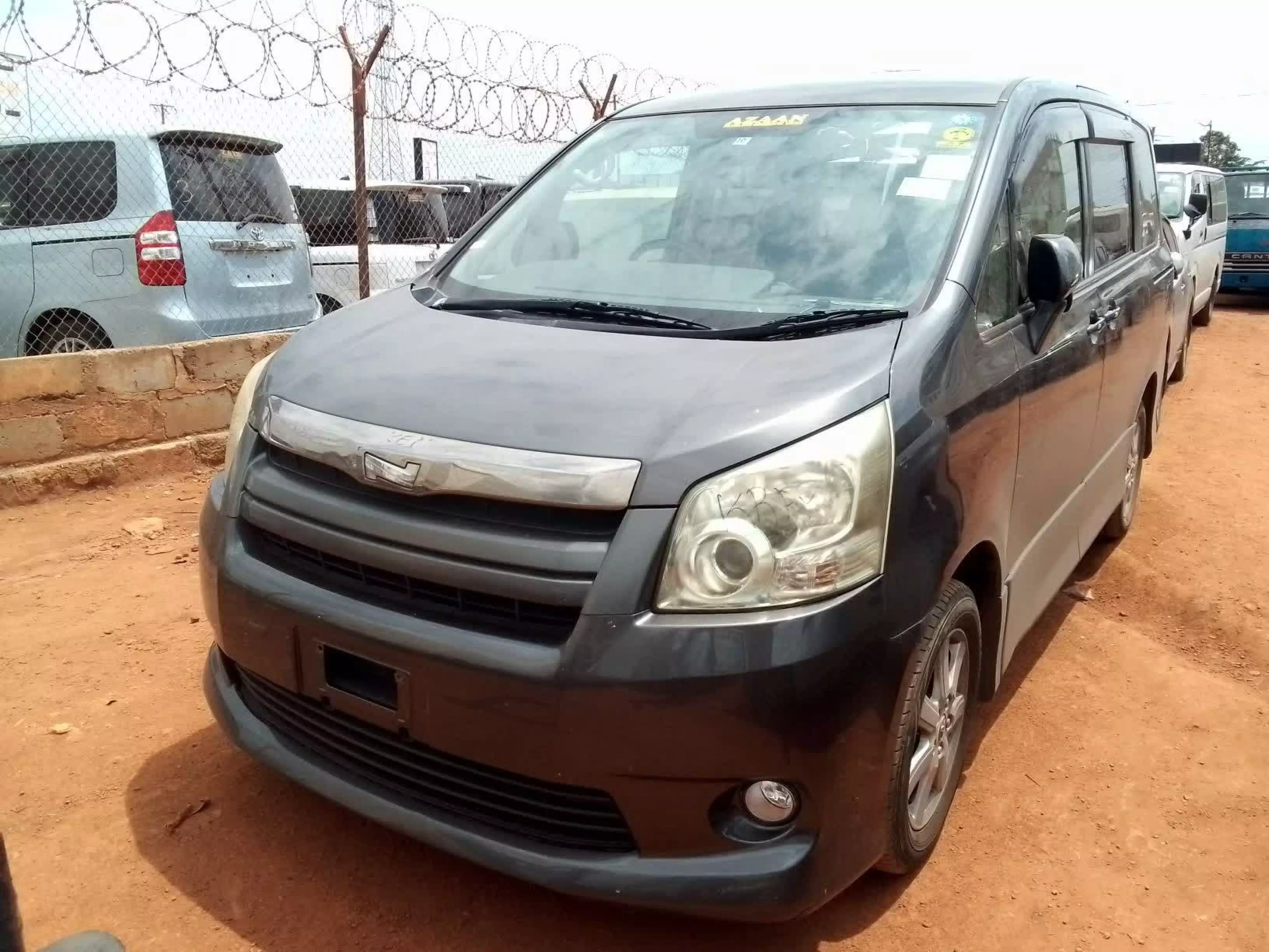 Toyota Noah - 2010