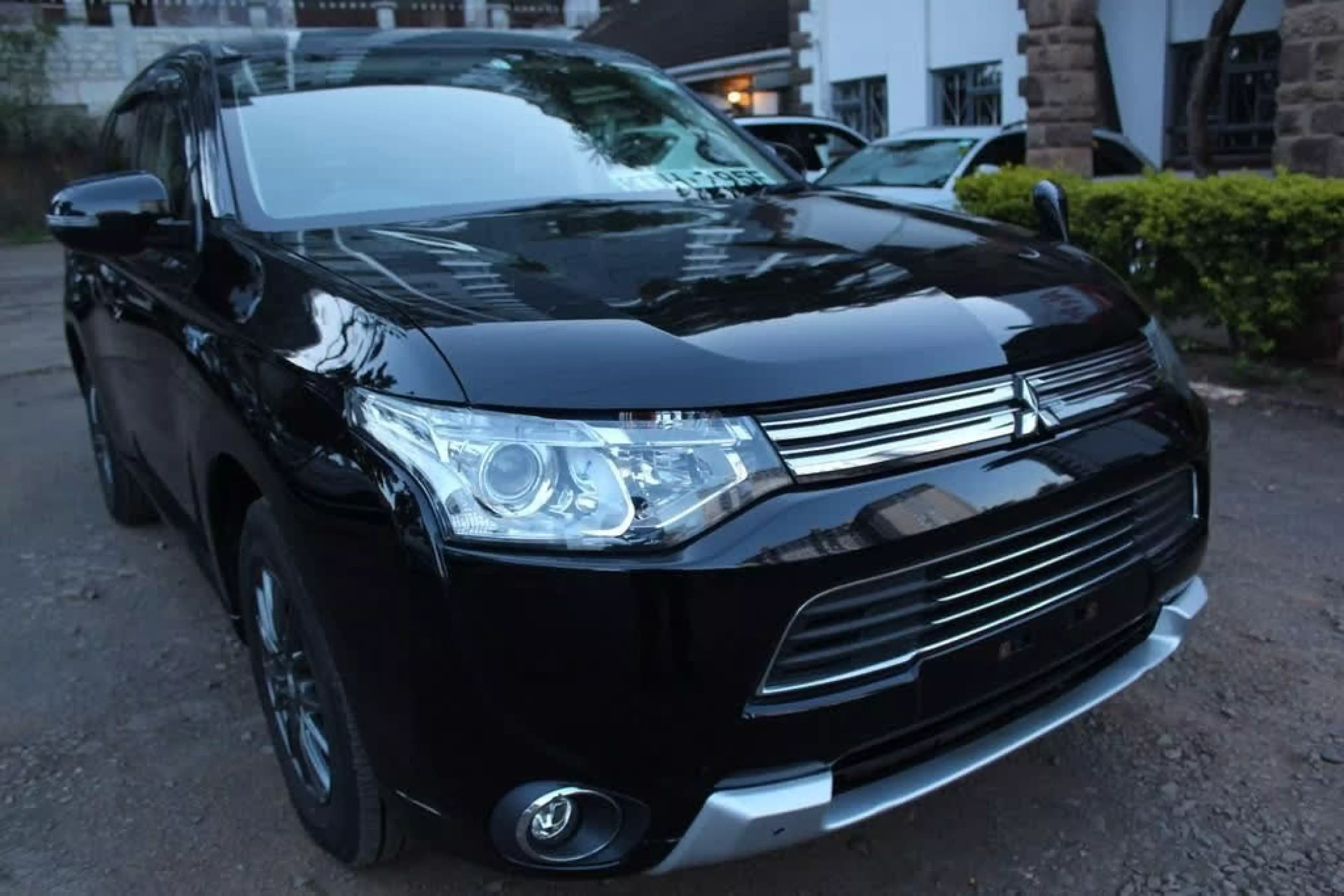 Mitsubishi Plug-in Hybrid Outlander - 2015