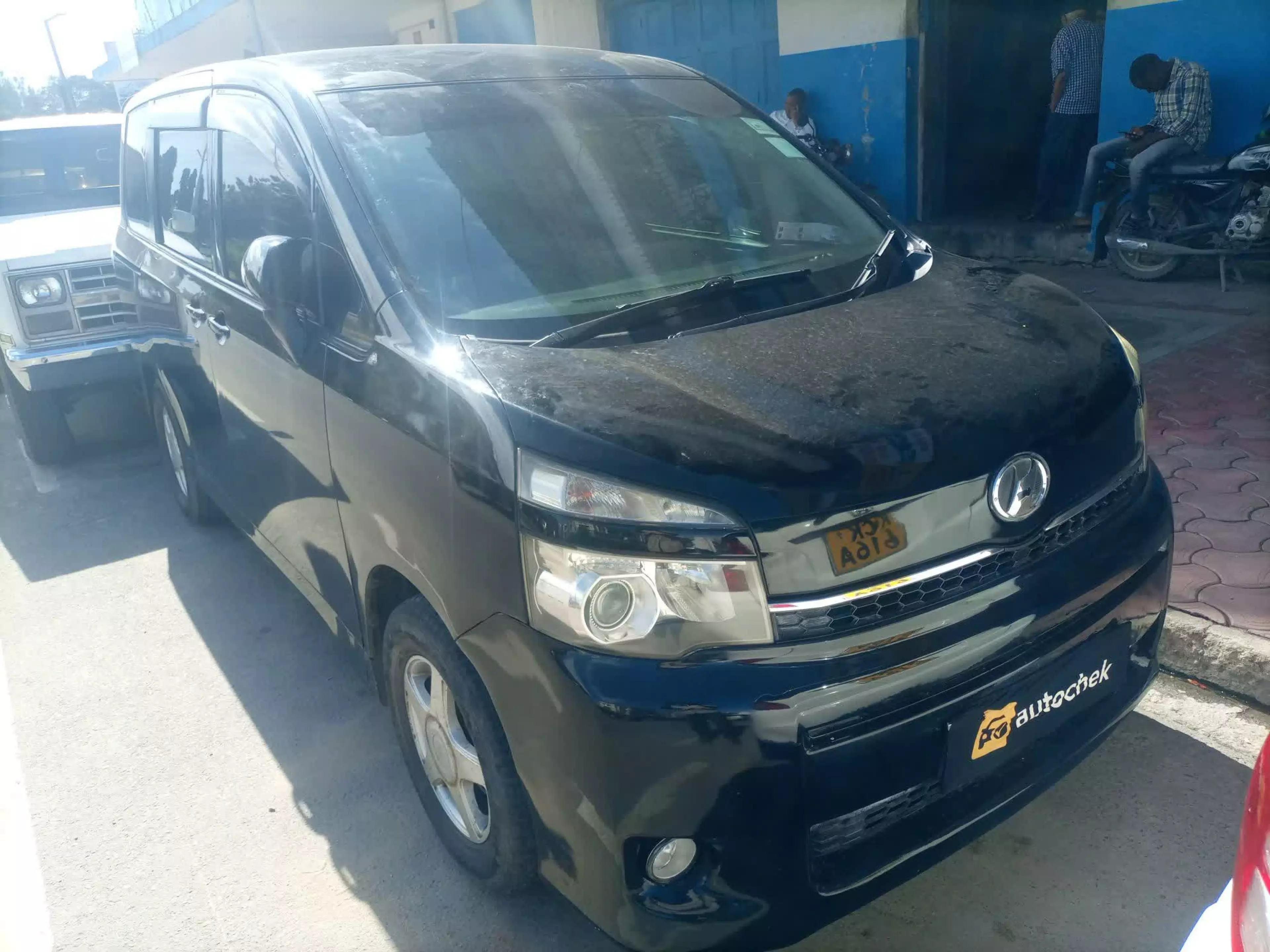 Toyota Voxy  - 2011