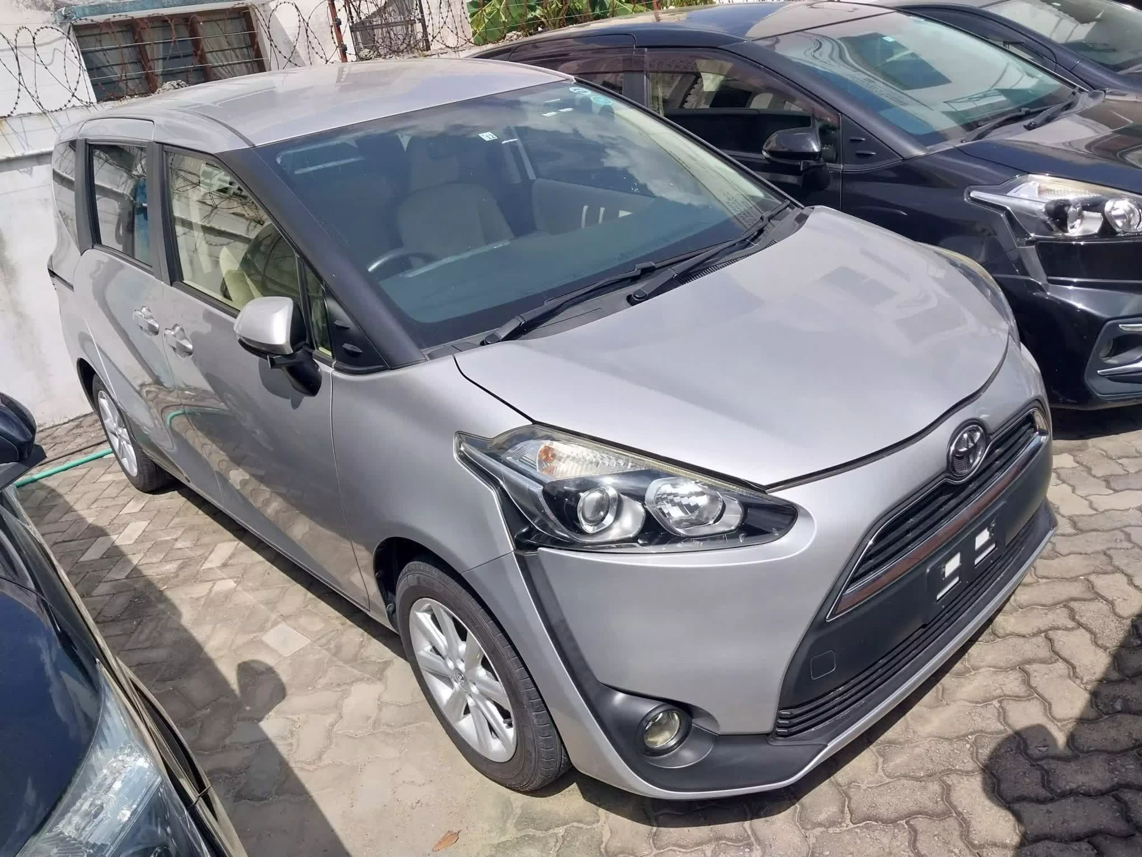 Toyota Sienta - 2015