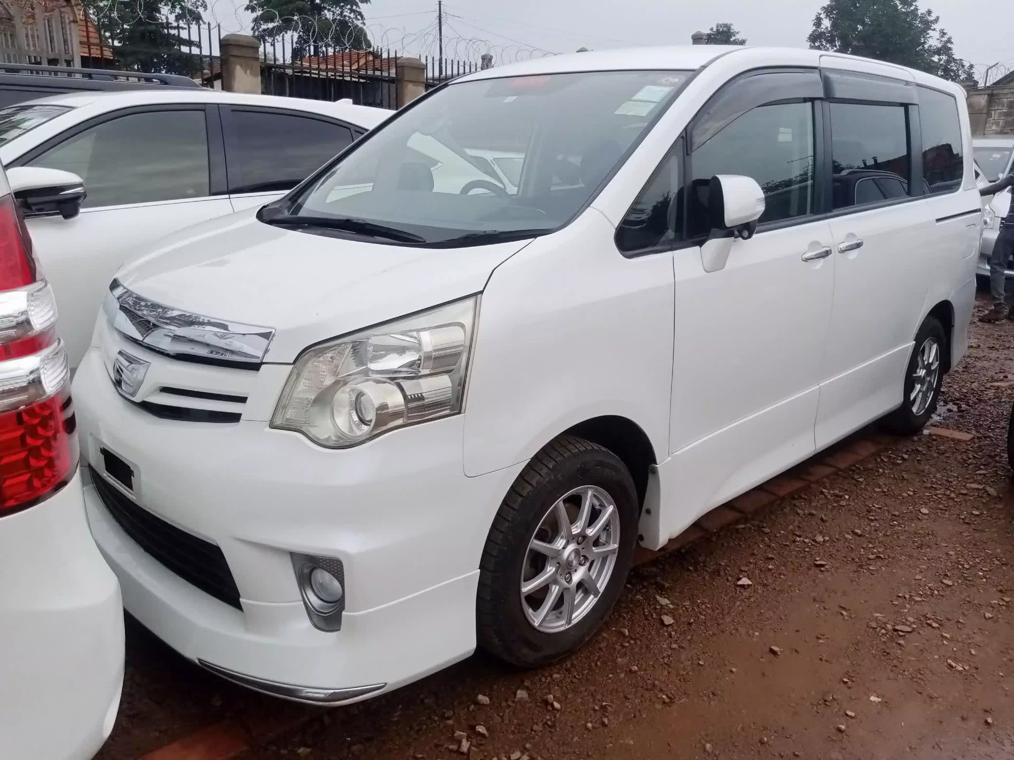 Toyota Noah   - 2012