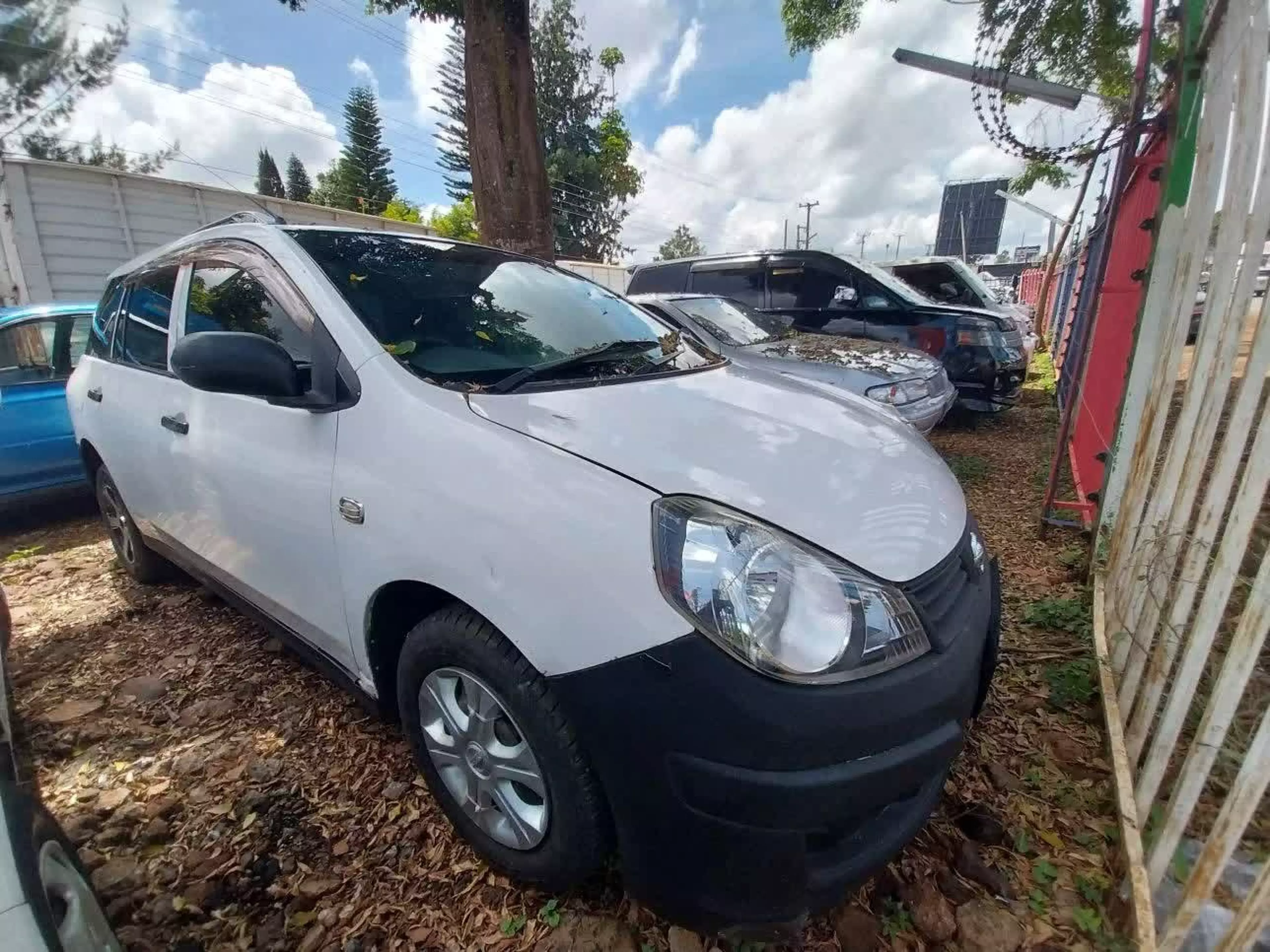 Nissan Advan  - 2014