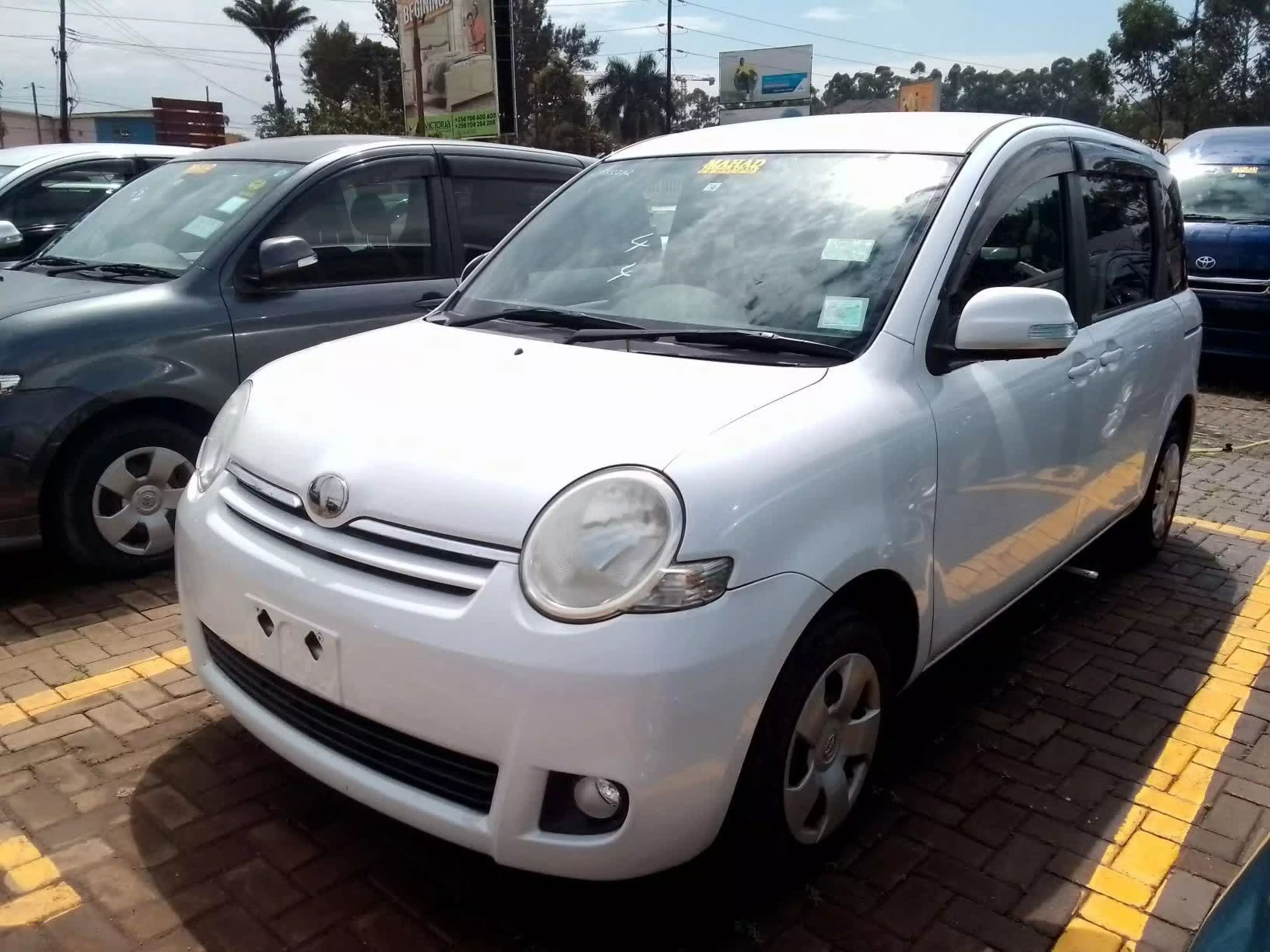 Toyota Sienta - 2010
