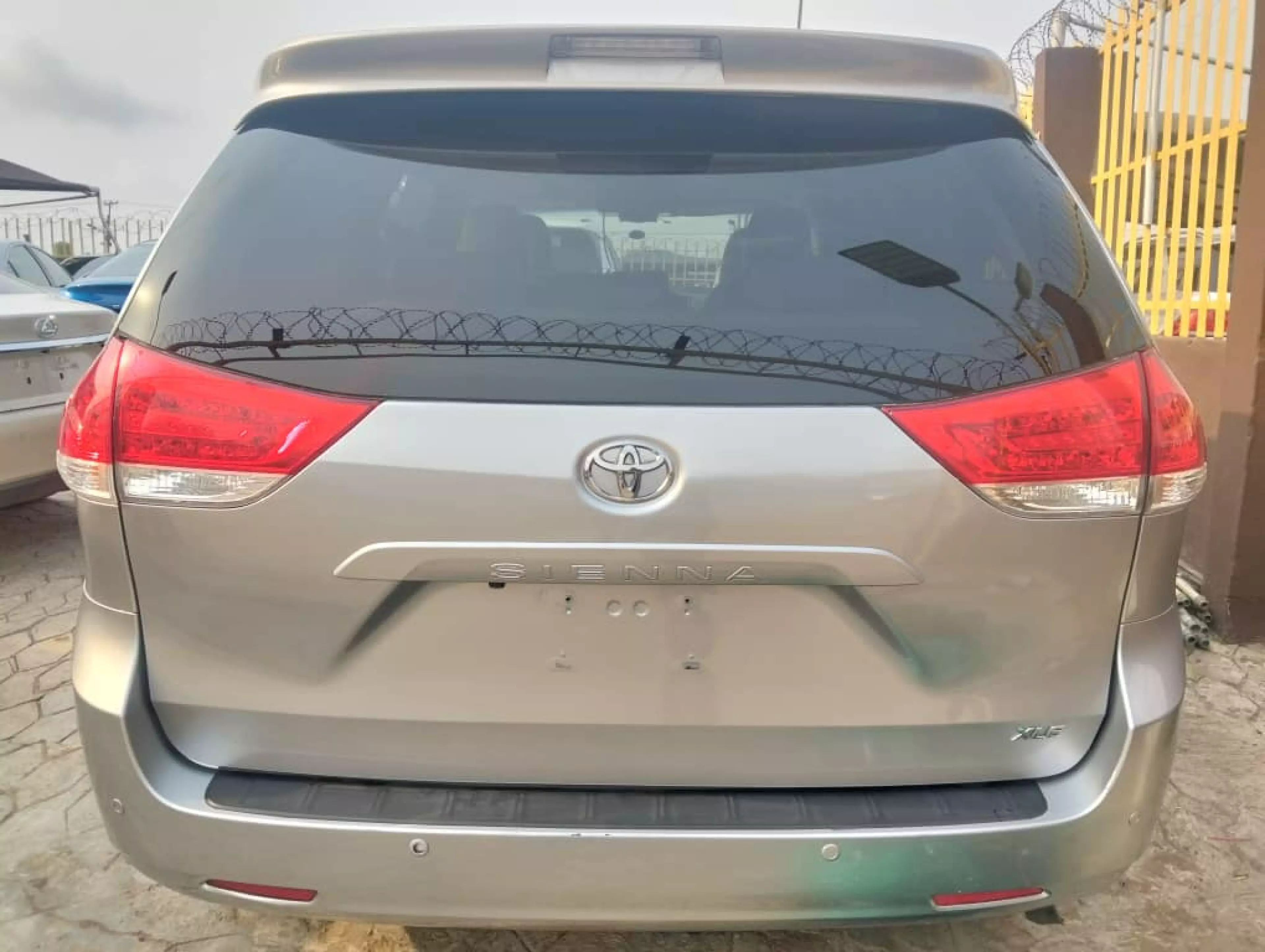 Toyota Sienna   - 2011