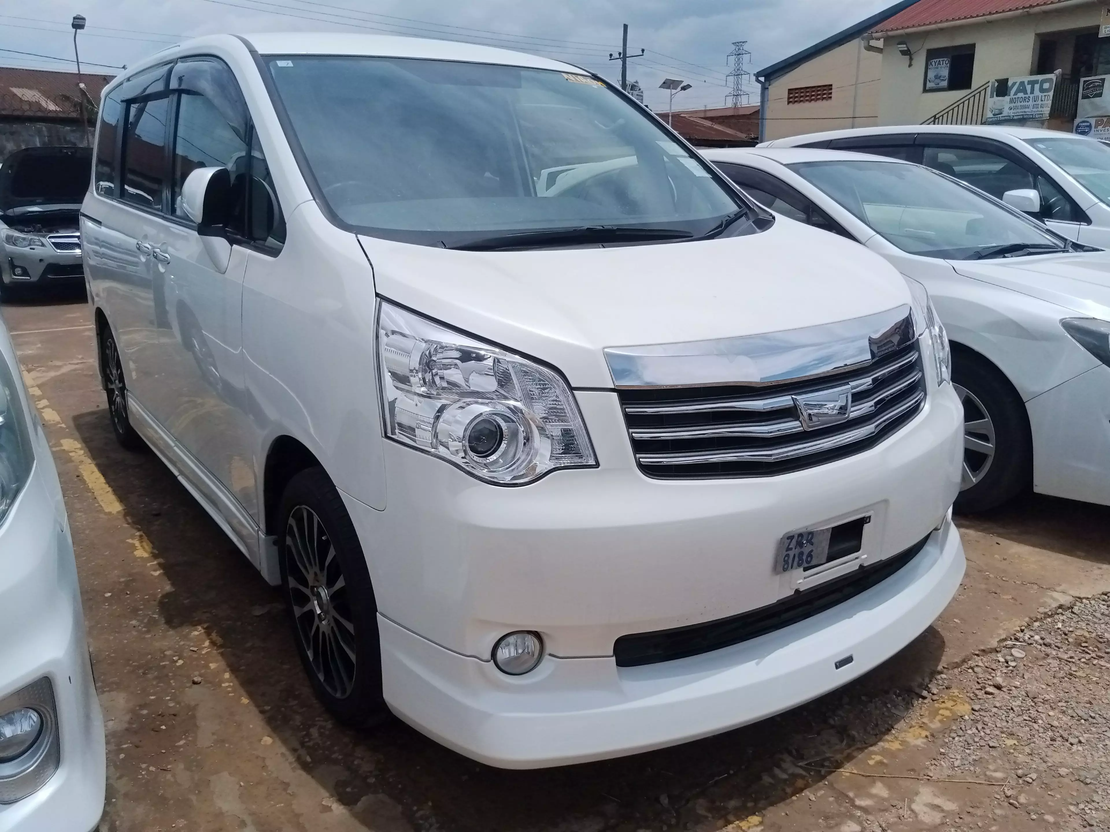 Toyota Noah   - 2011