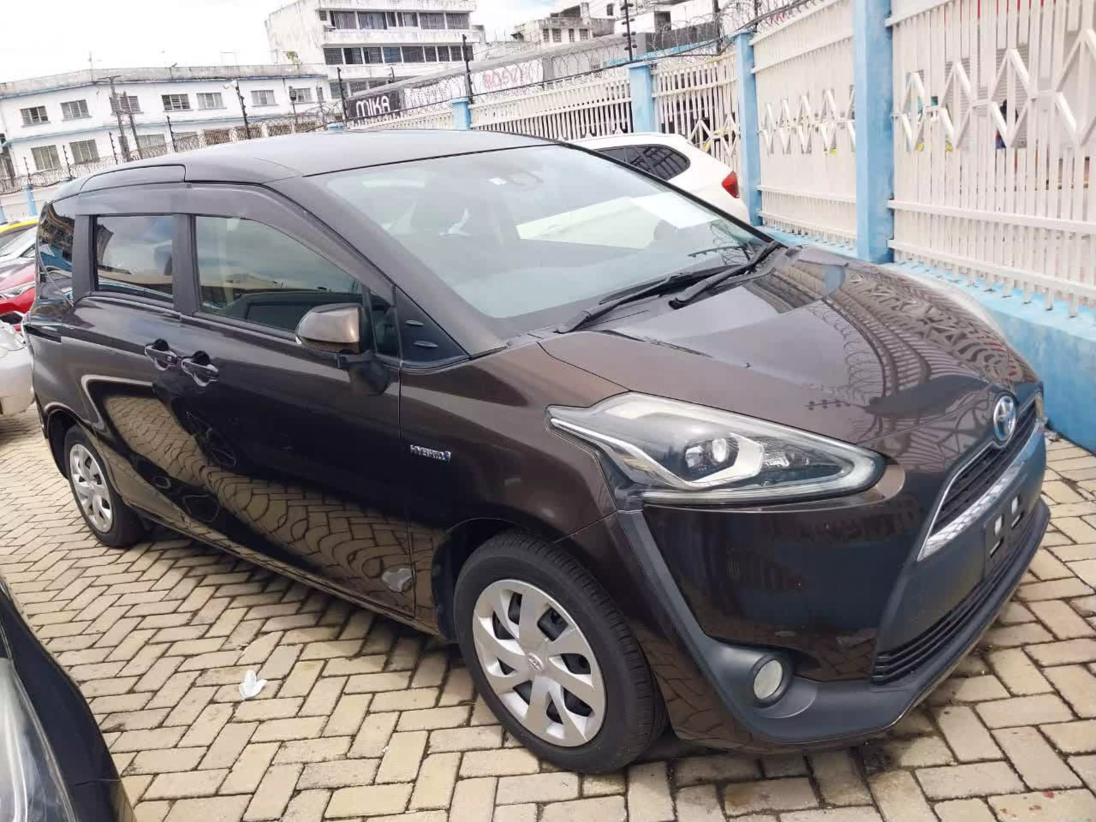Toyota Sienta Hybrid  - 2016