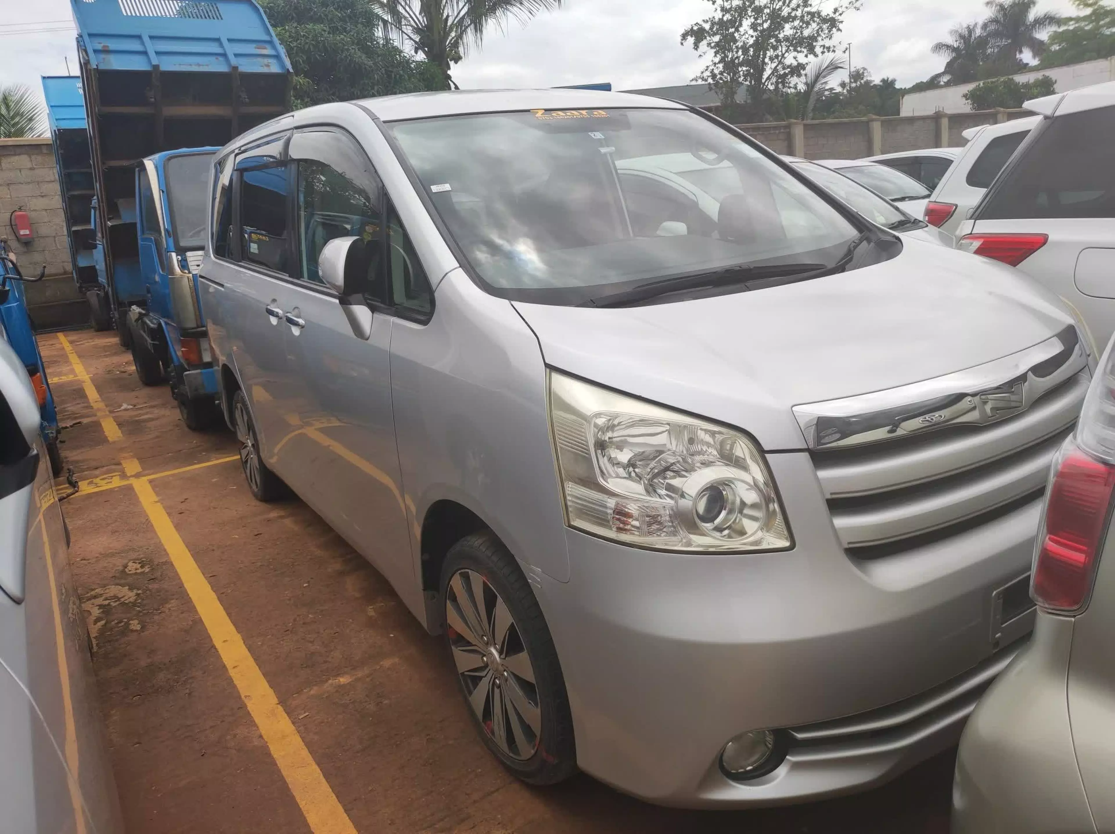 Toyota Noah - 2009
