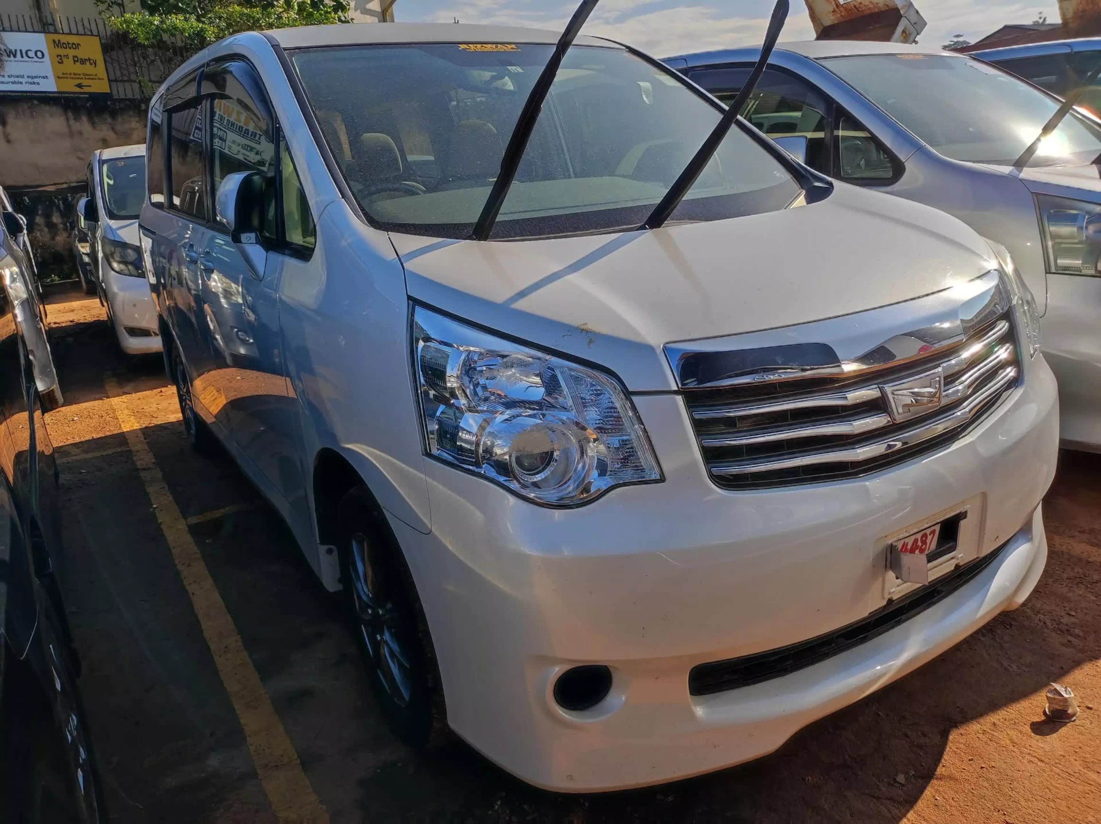 Toyota Noah - 2013