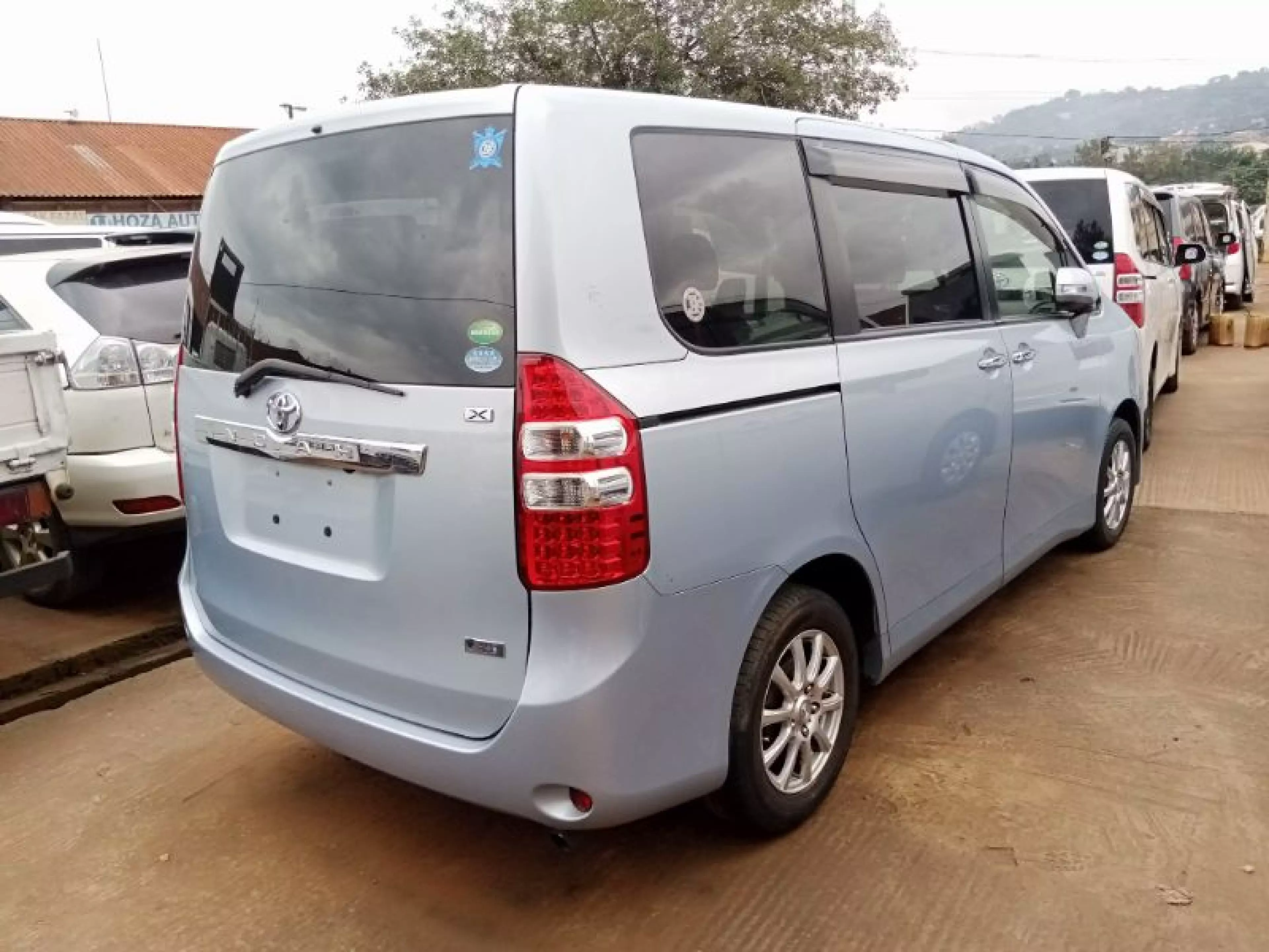 Toyota Noah   - 2012