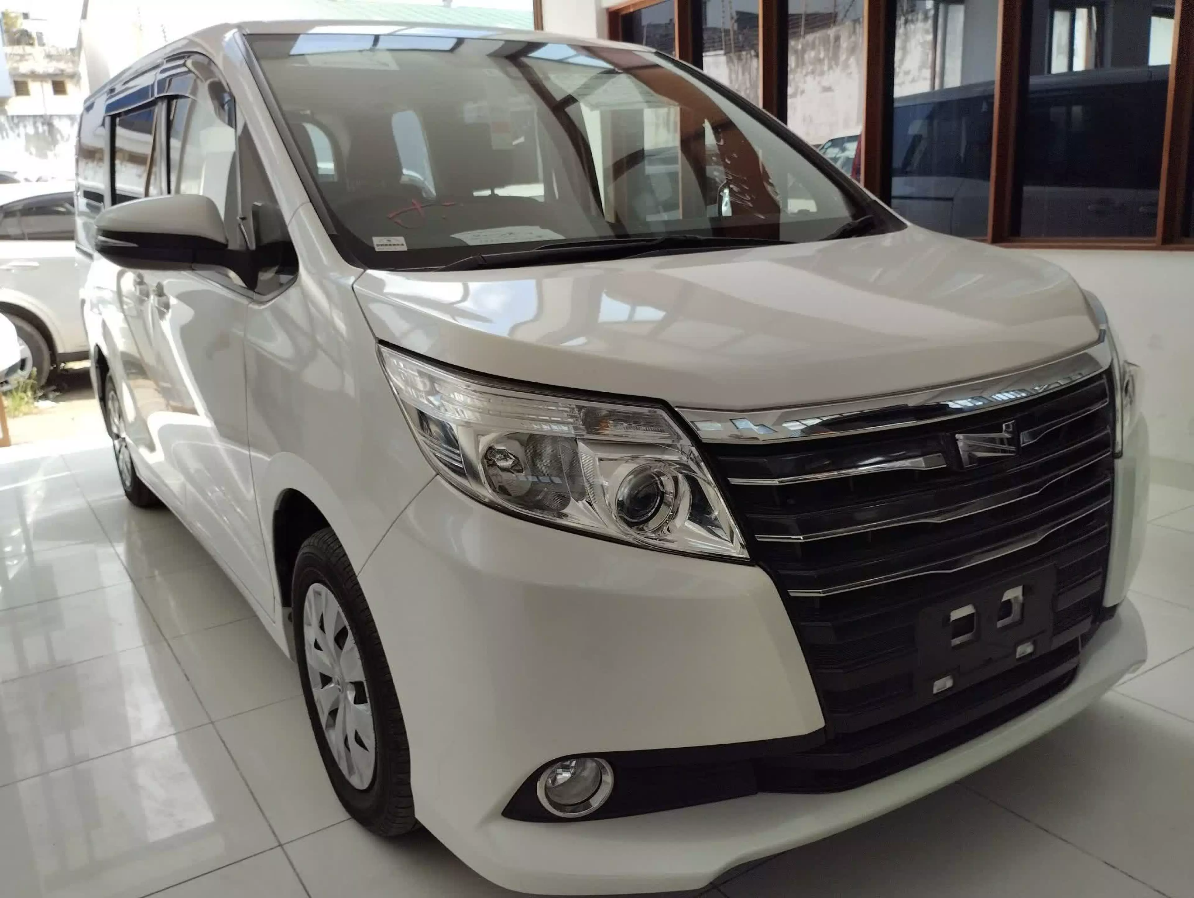 Toyota Voxy  - 2016