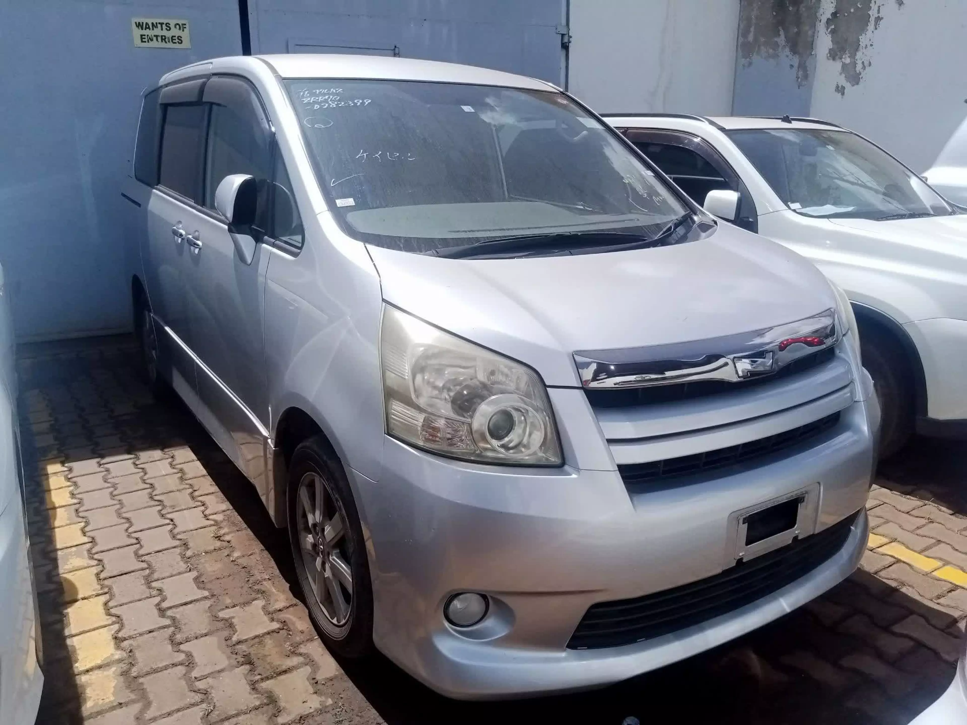 Toyota Noah - 2011