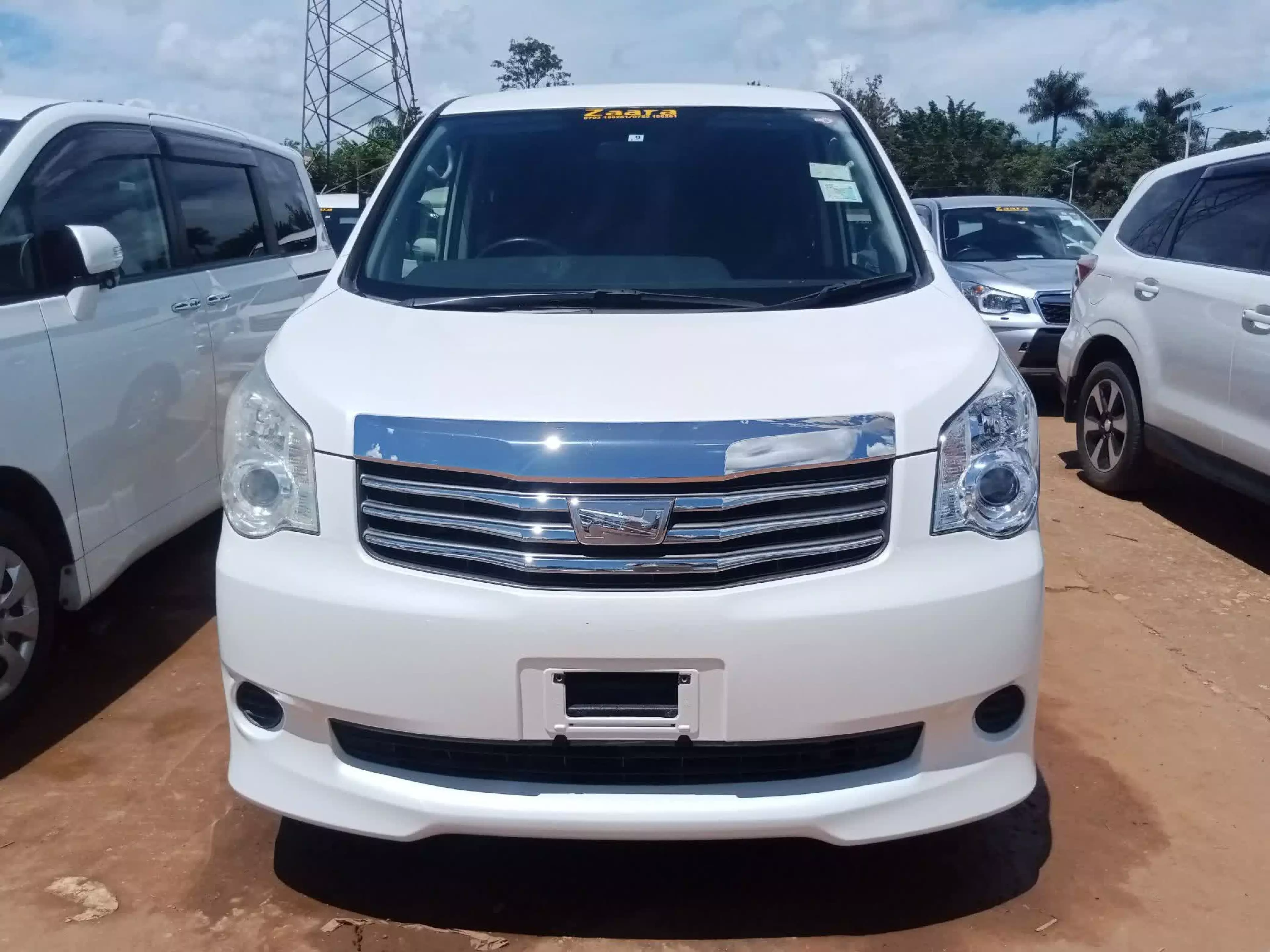 Toyota Noah   - 2011