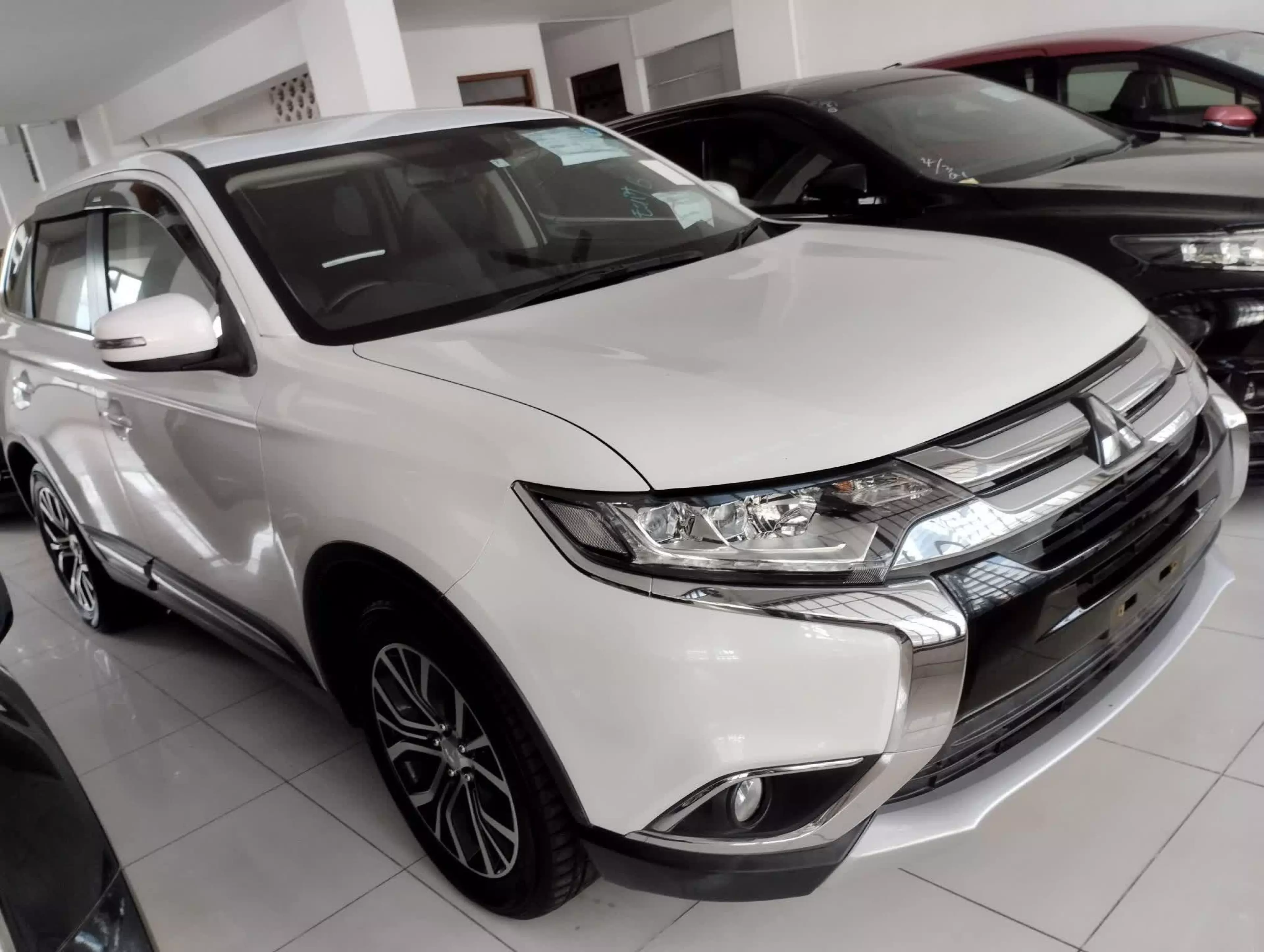 Mitsubishi OUTLANDER - 2016