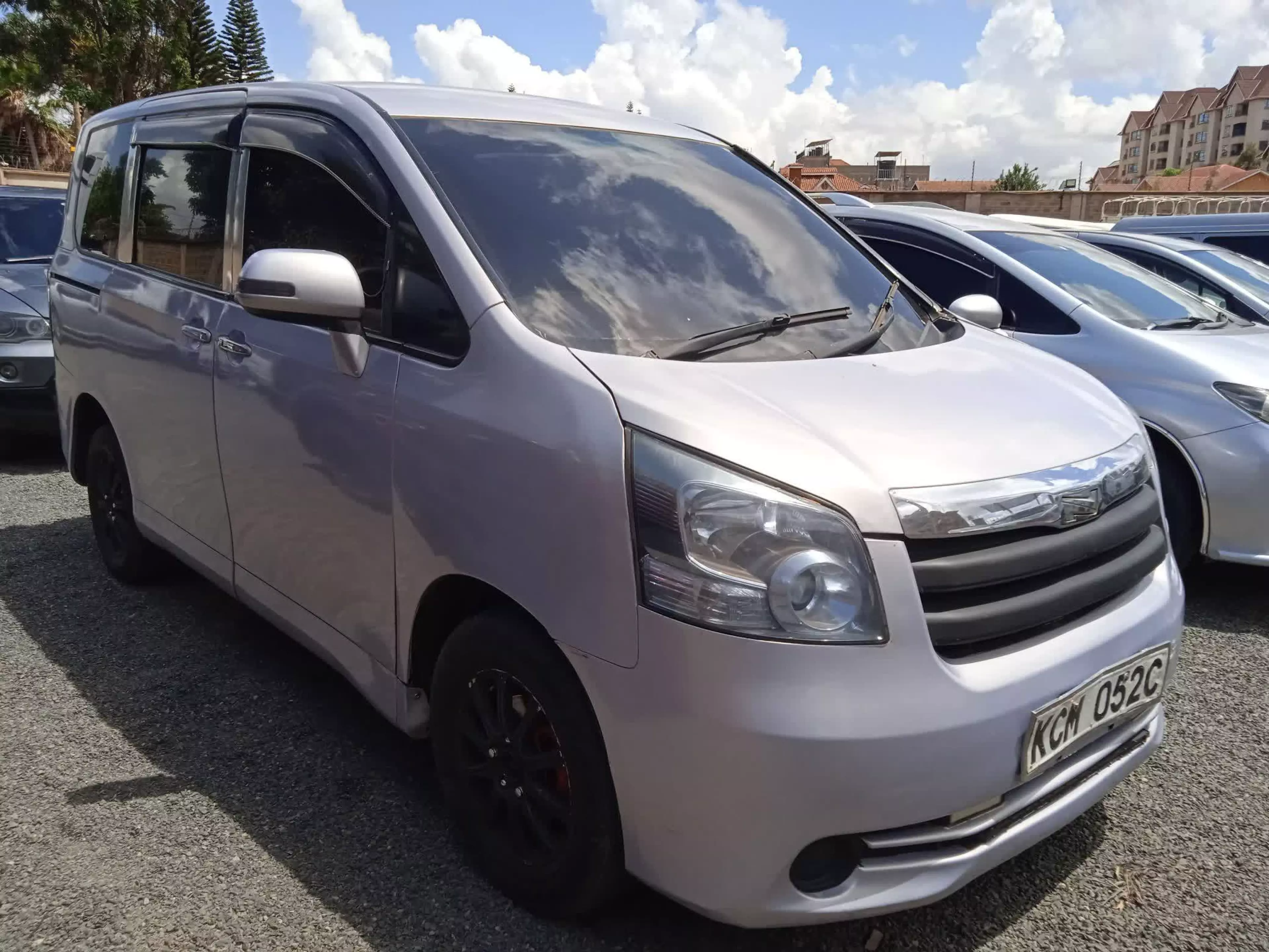 Toyota Noah - 2010