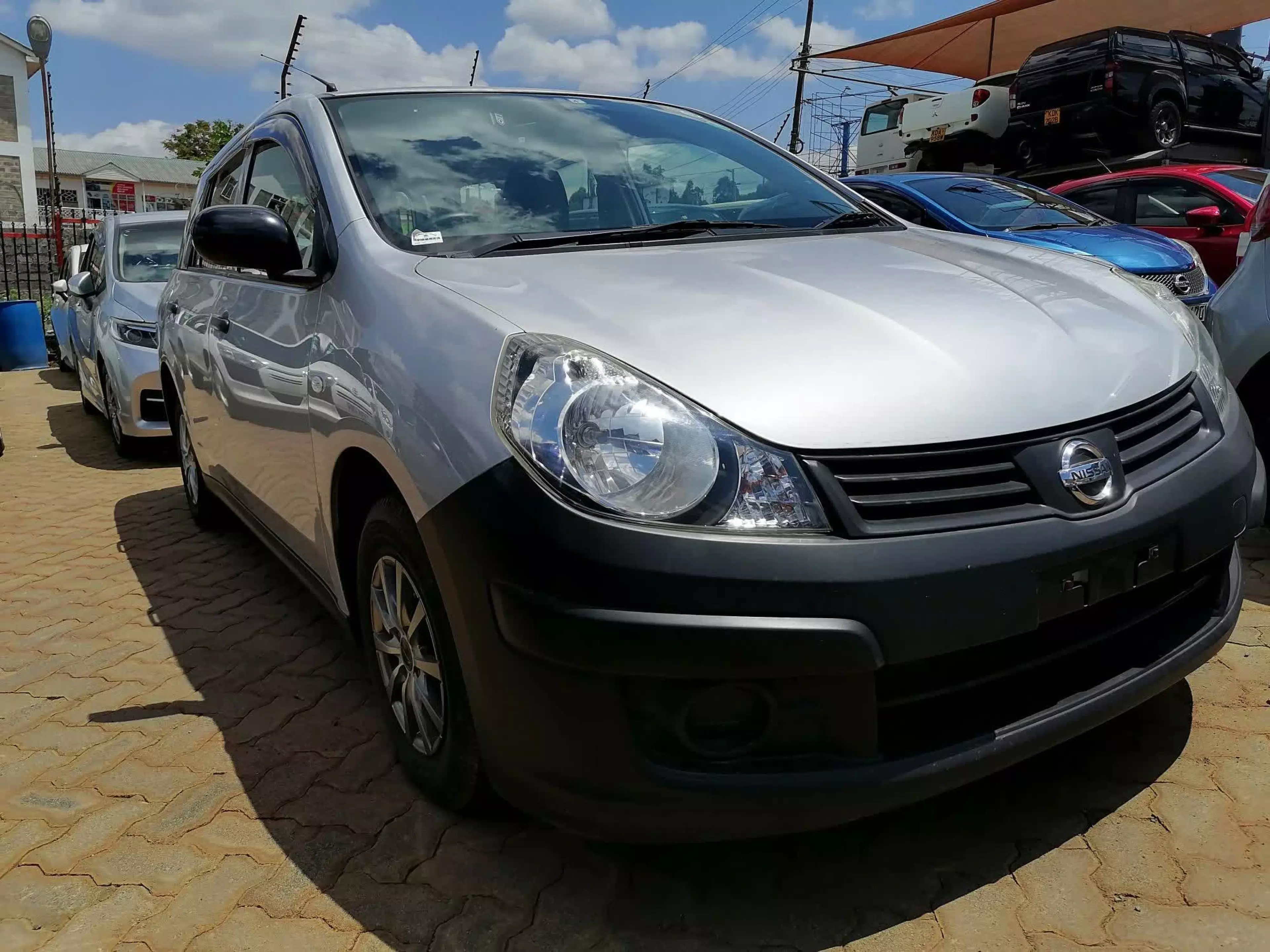 Nissan Advan  - 2015