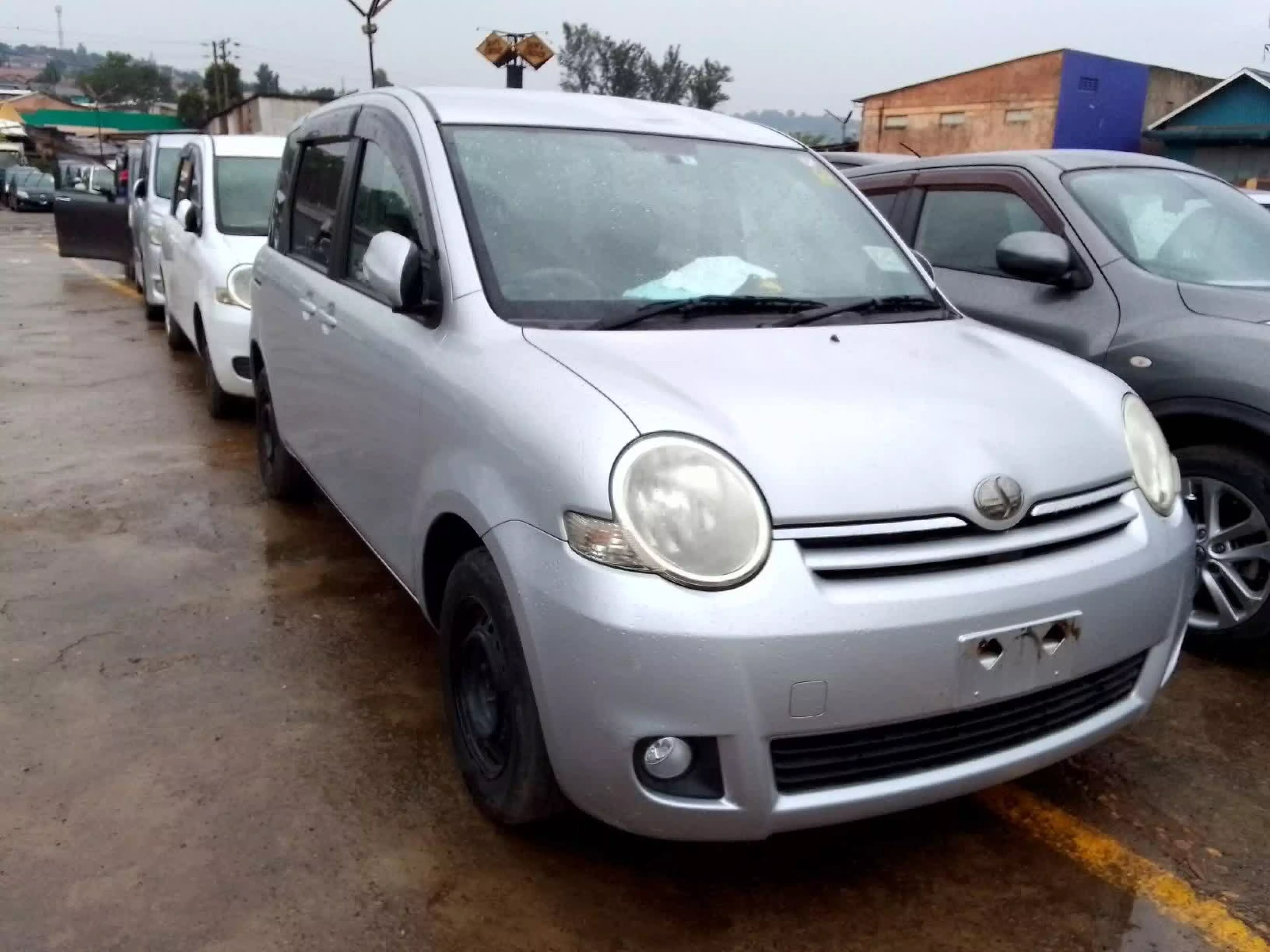 Toyota Sienta - 2009