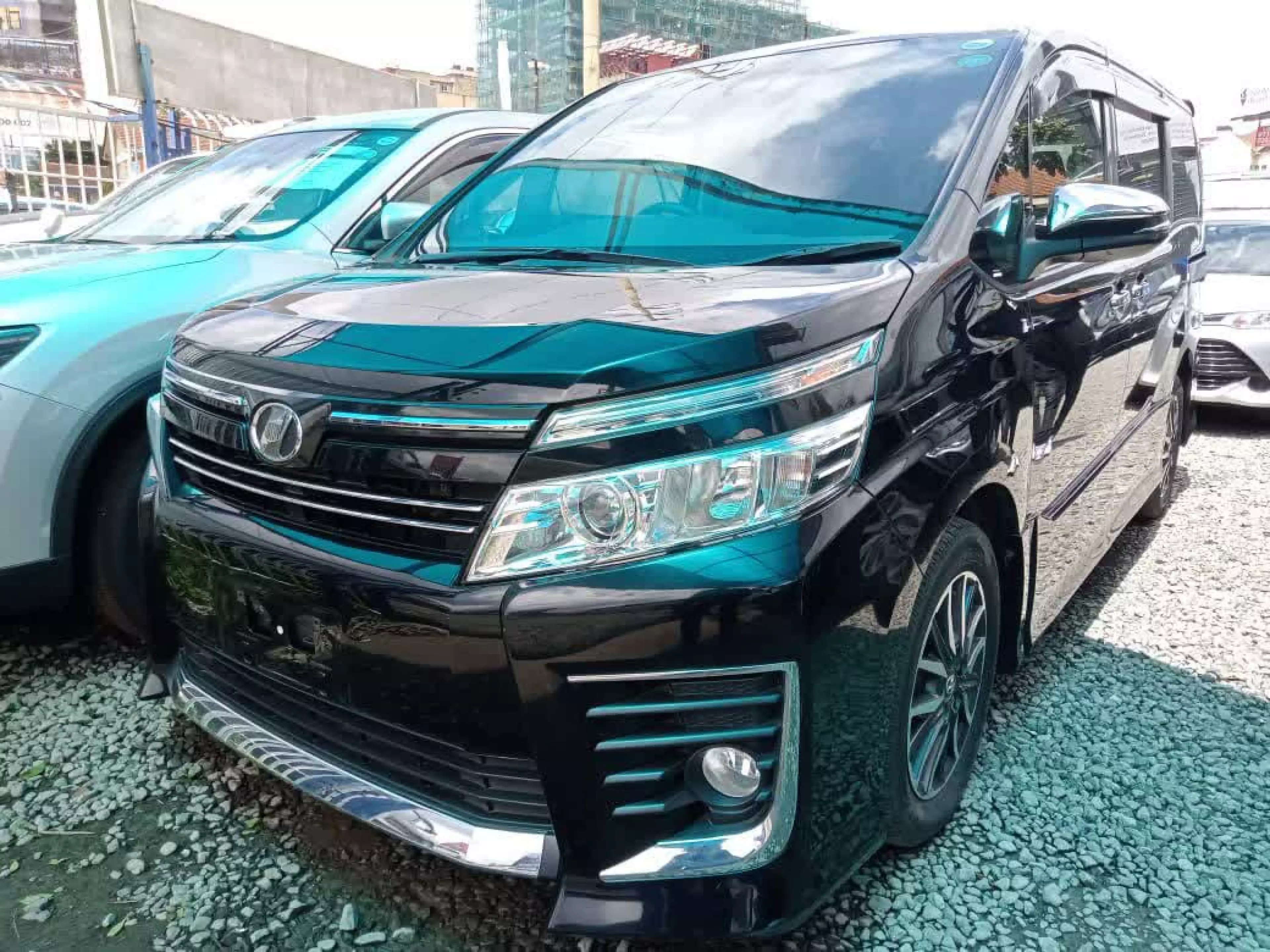 Toyota Noah - 2016
