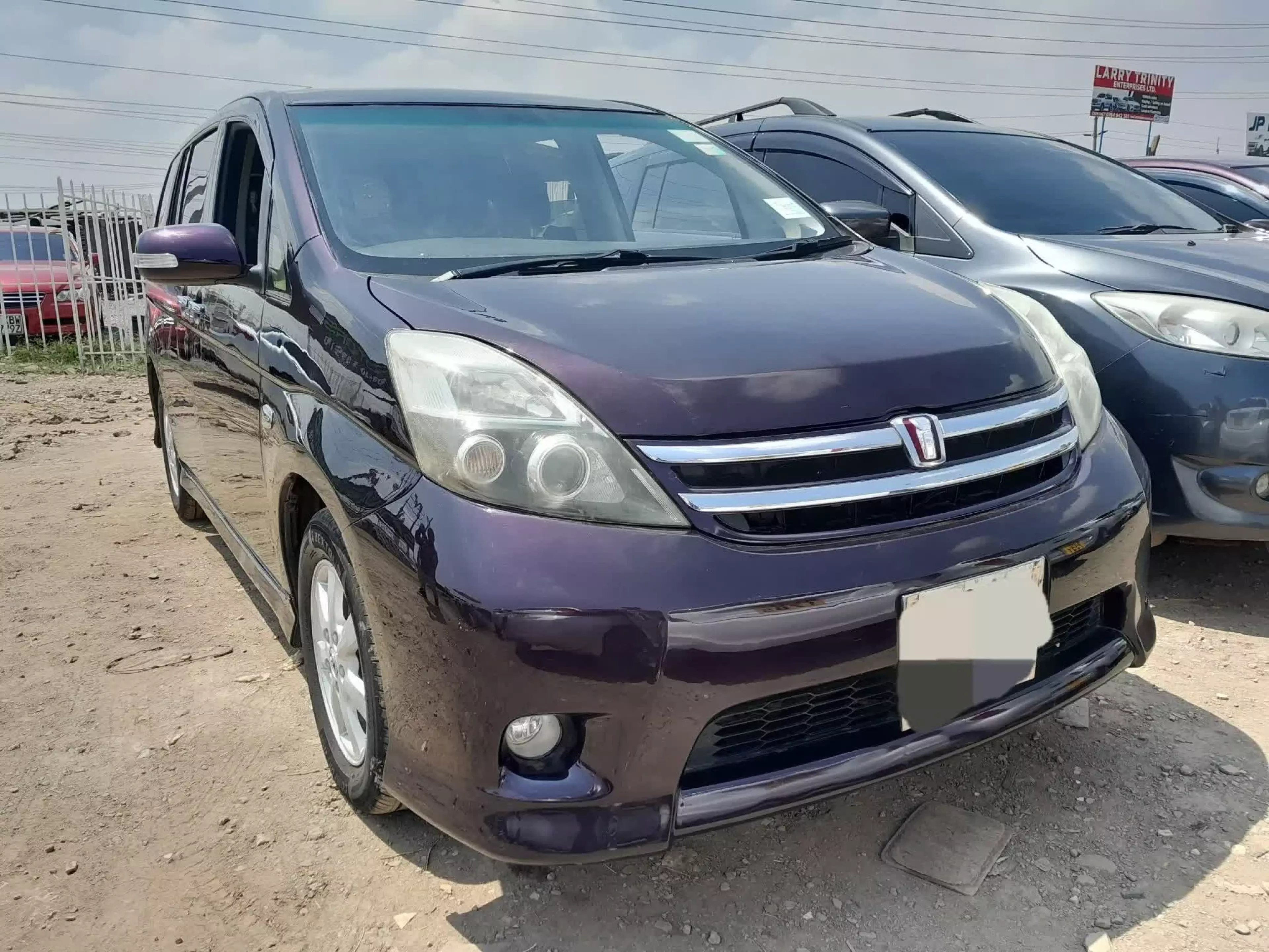Toyota Isis  - 2012