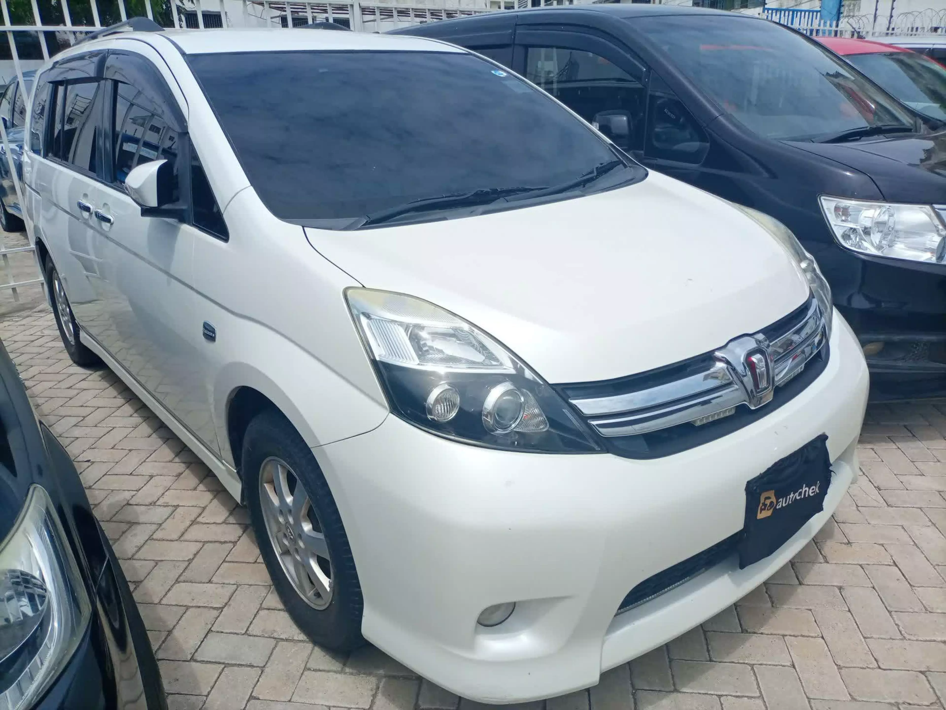 Toyota Isis  - 2014