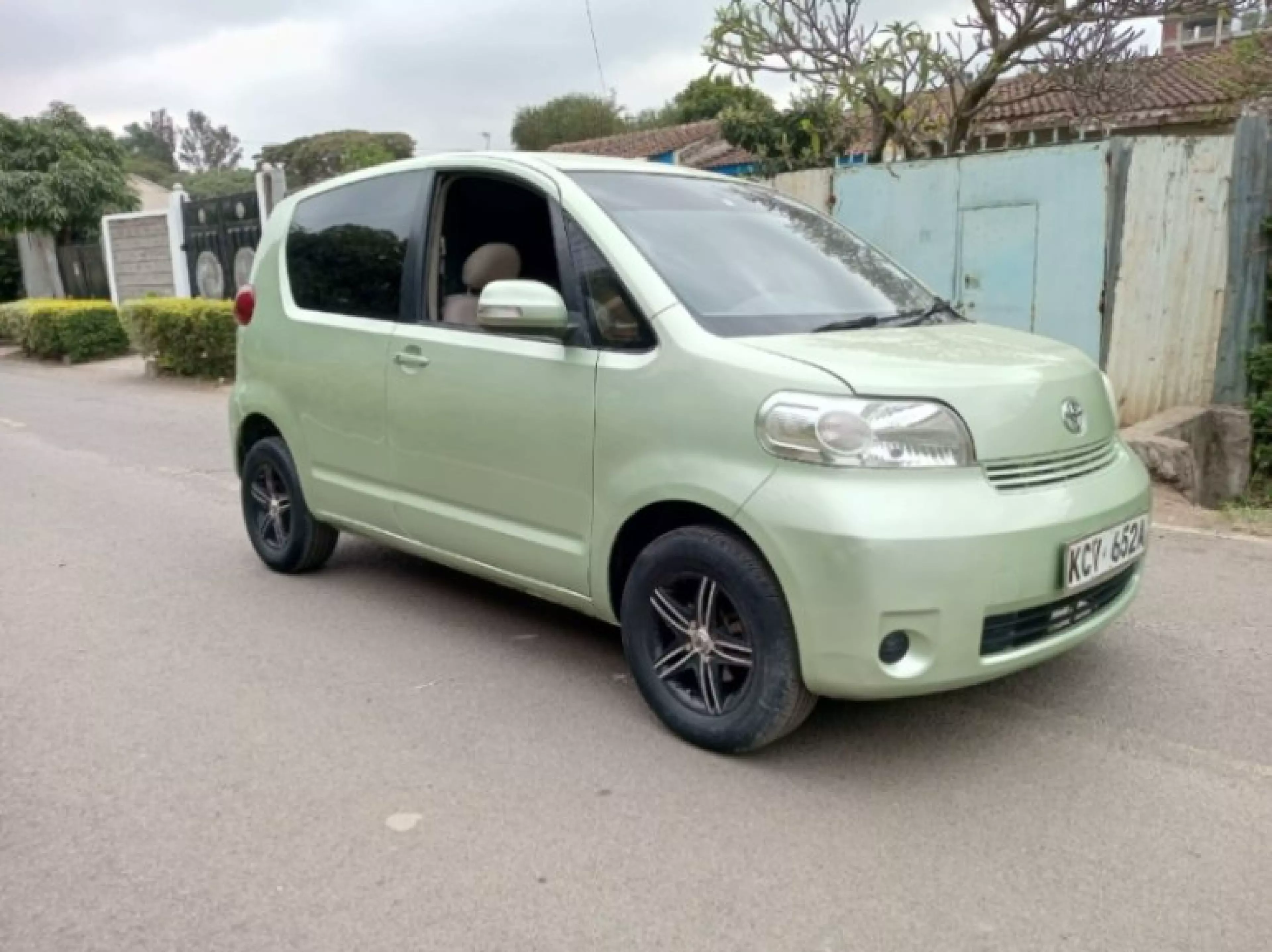 Toyota Porte - 2012