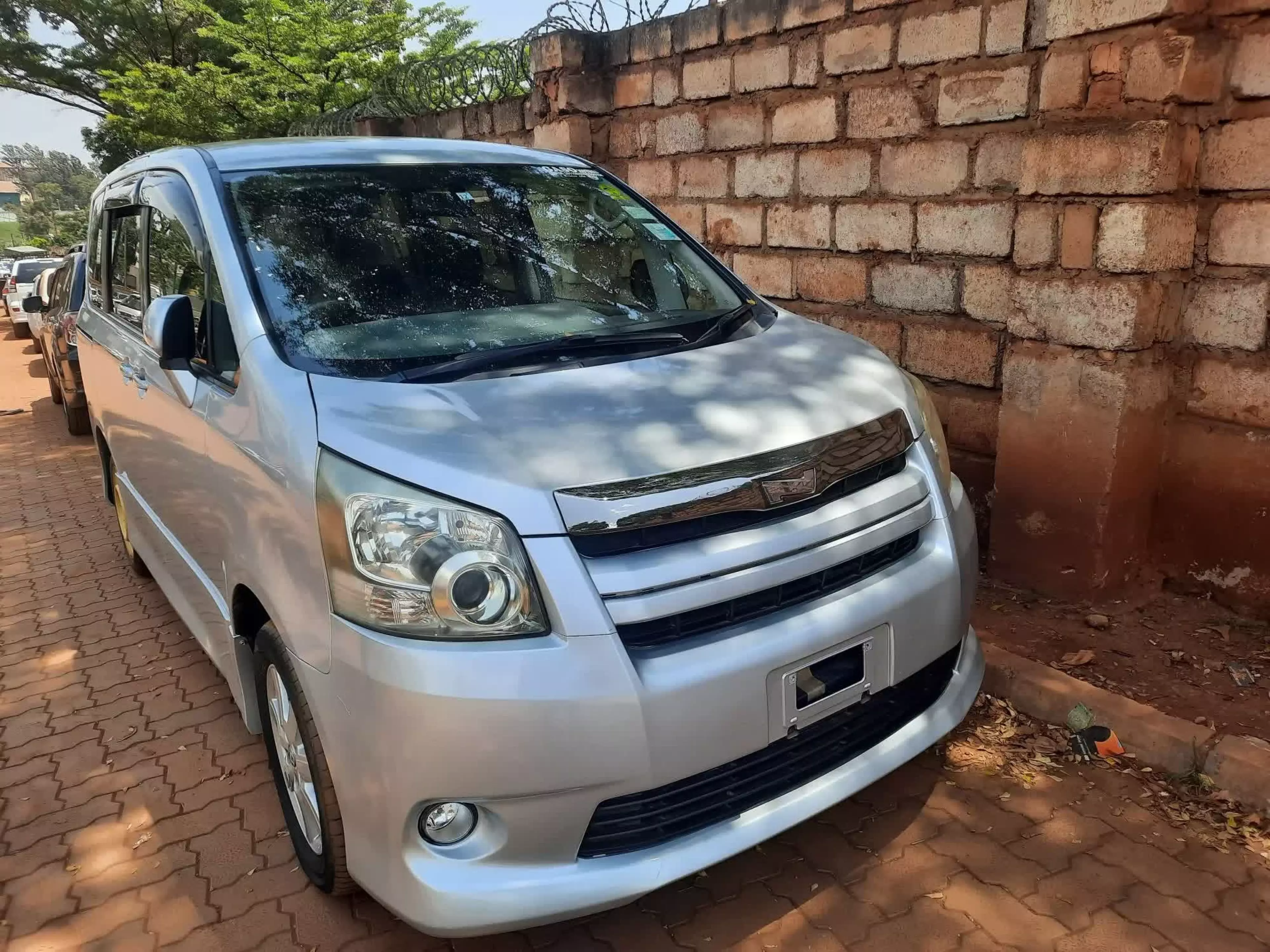 Toyota Noah - 2009