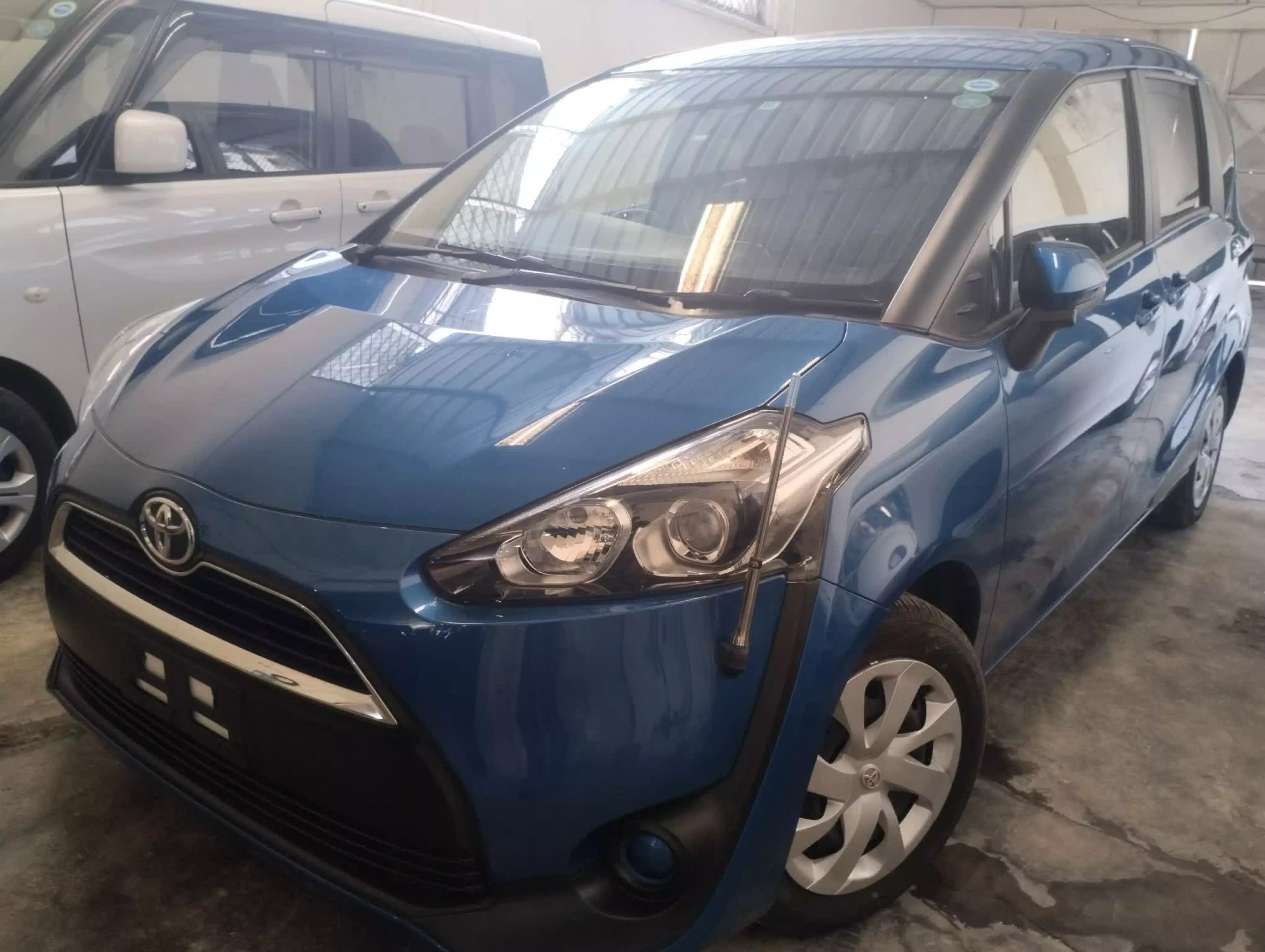Toyota Sienta - 2016