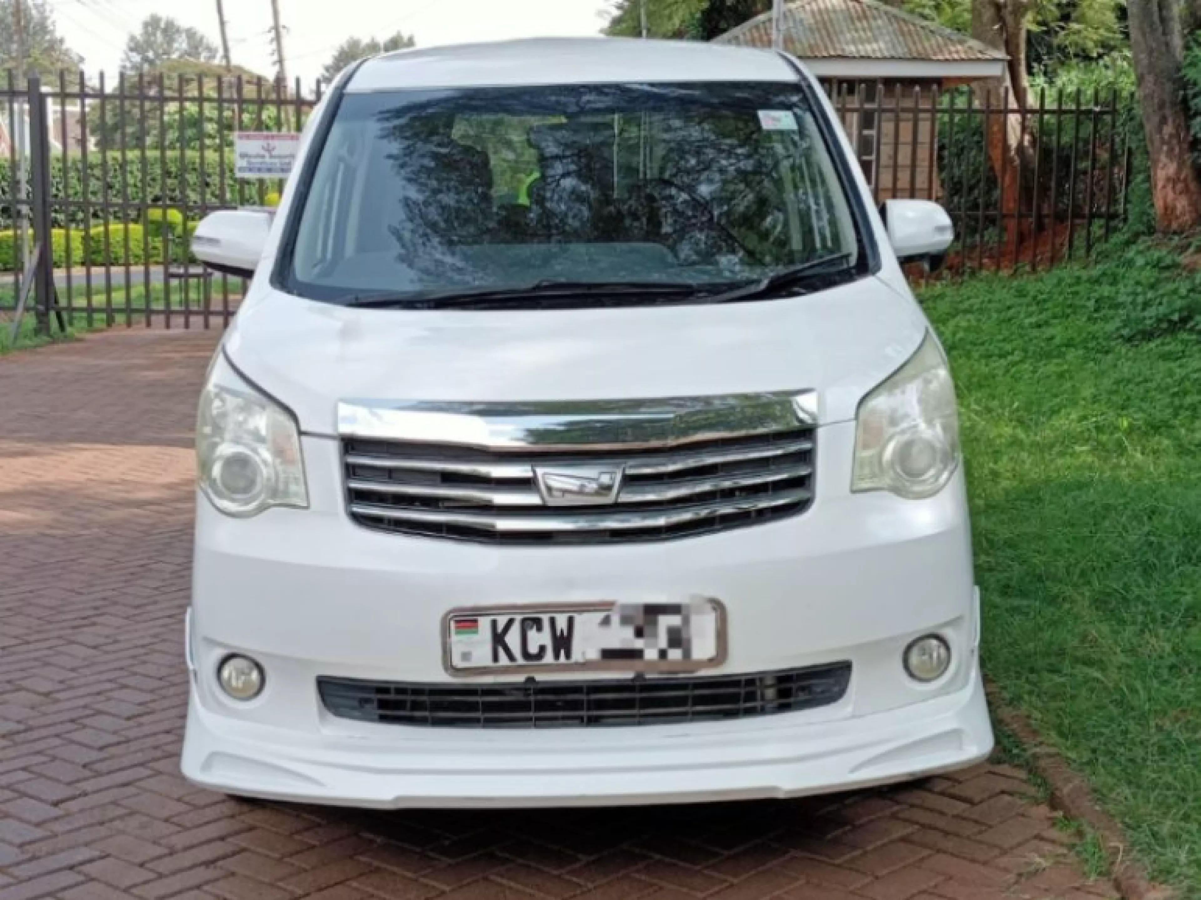 Toyota Noah - 2012