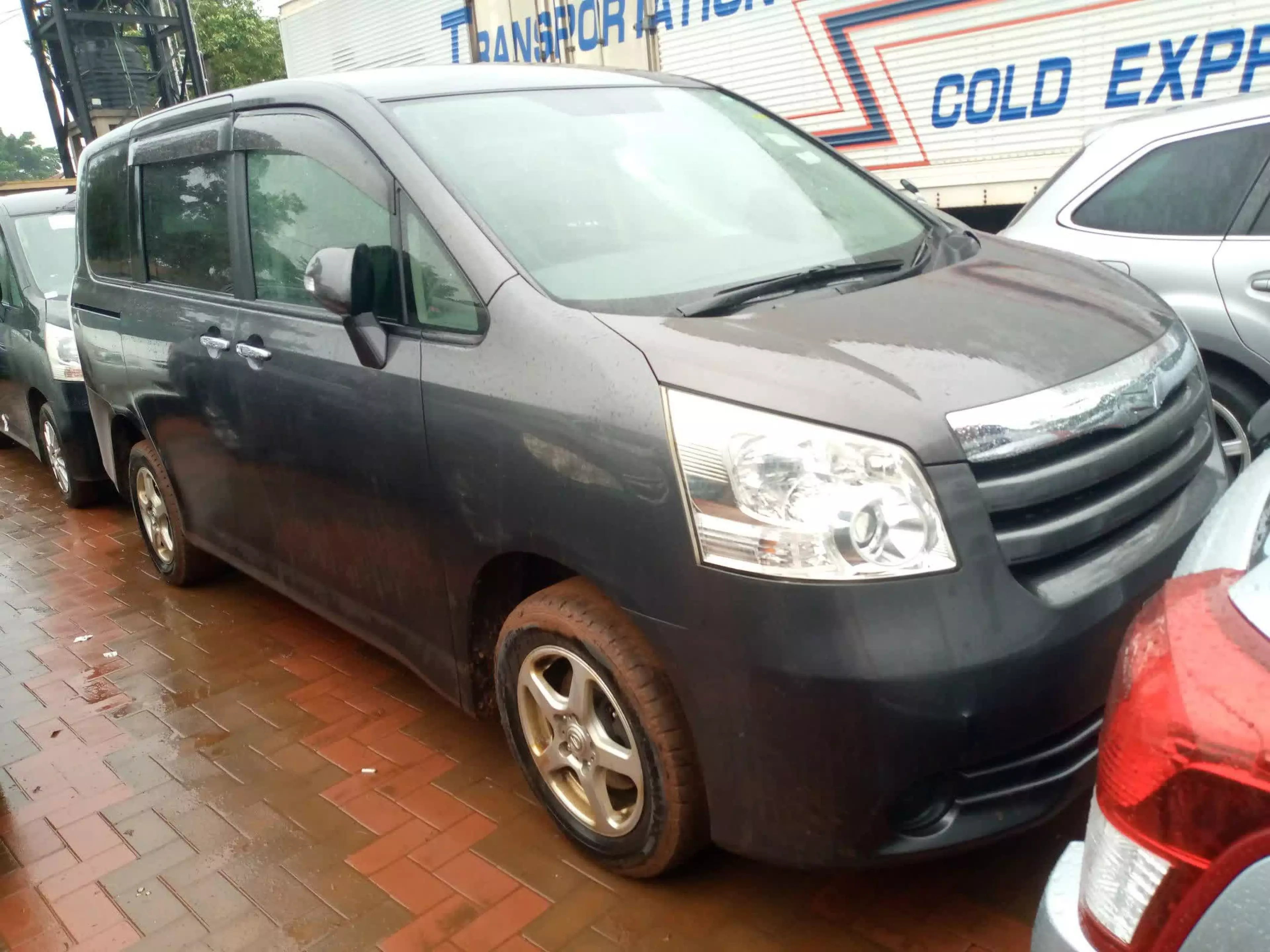 Toyota Noah - 2009