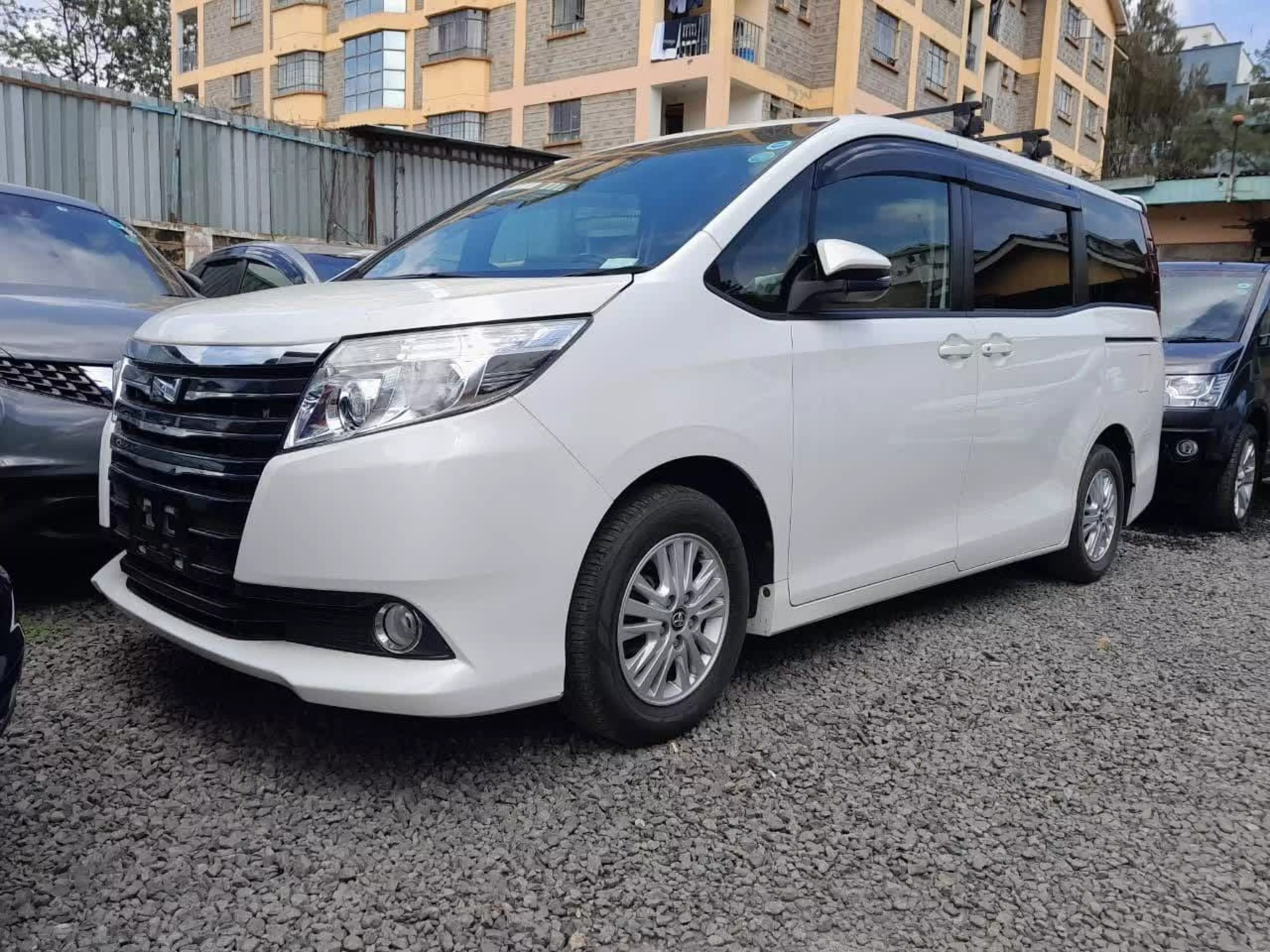 Toyota Noah - 2016