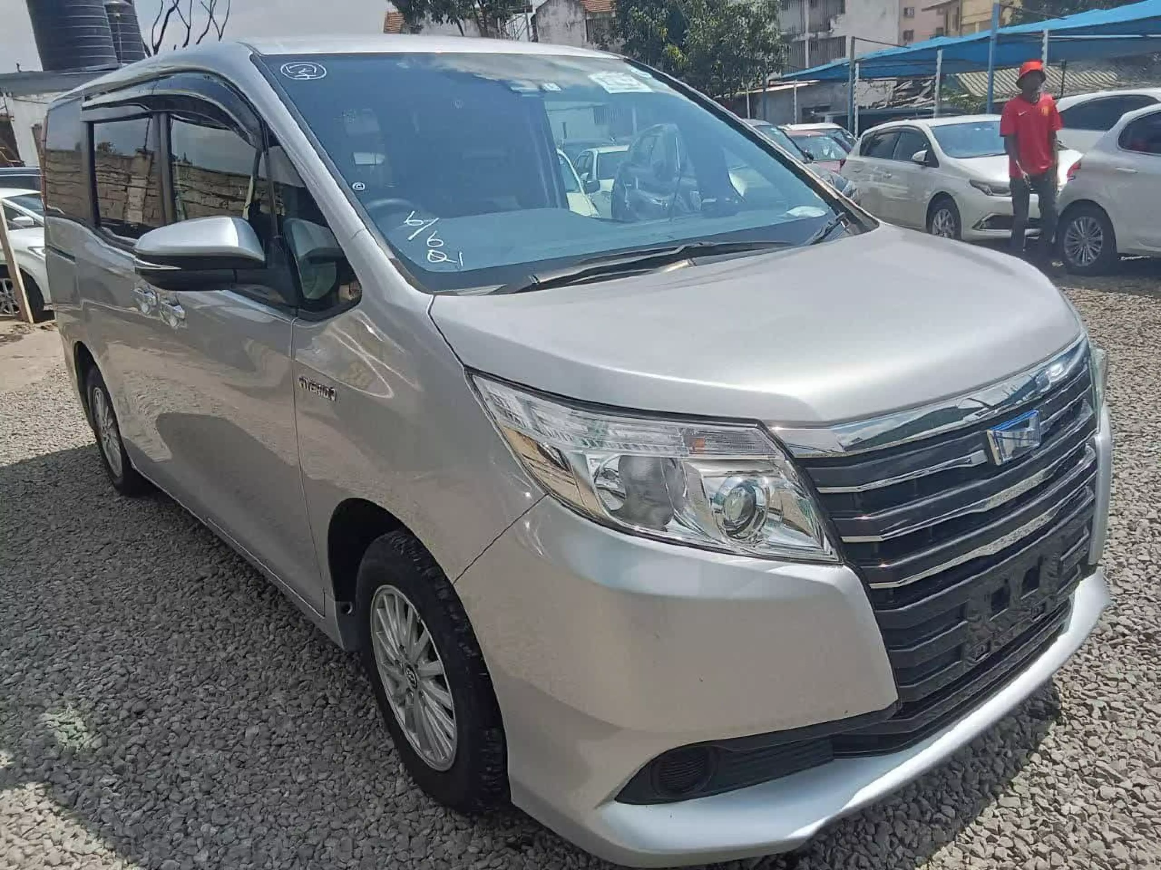 Toyota Noah Hybrid - 2016