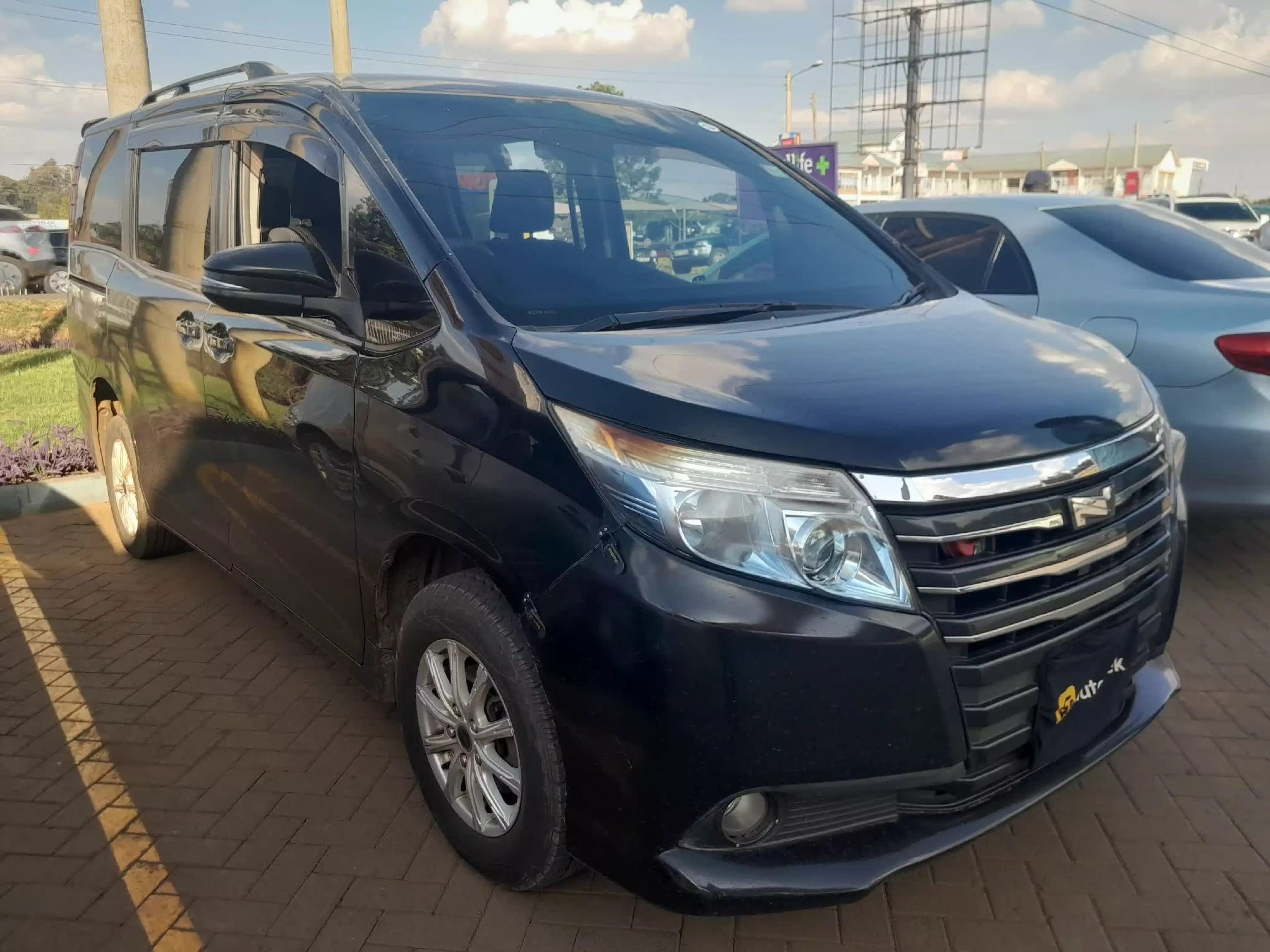 Toyota Noah - 2015