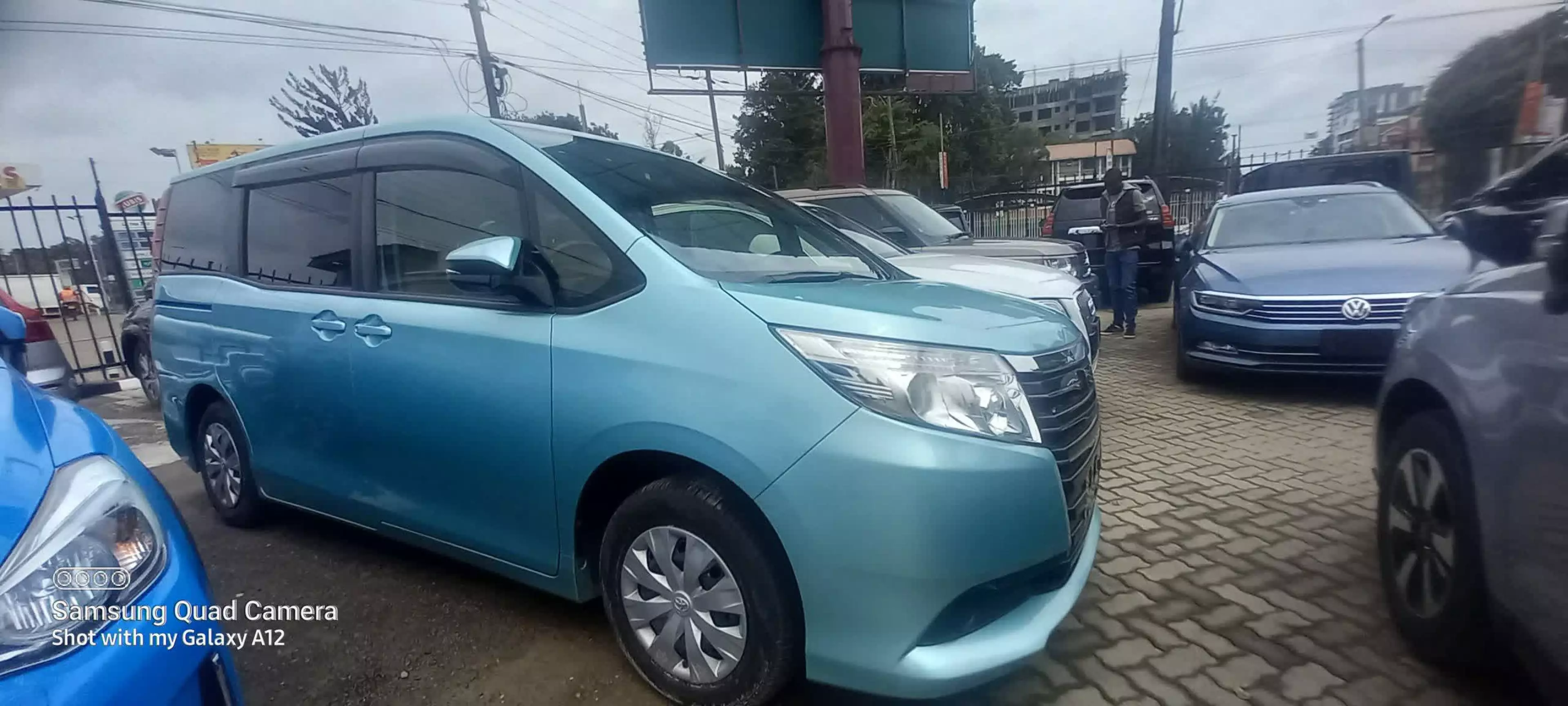 Toyota Noah - 2016