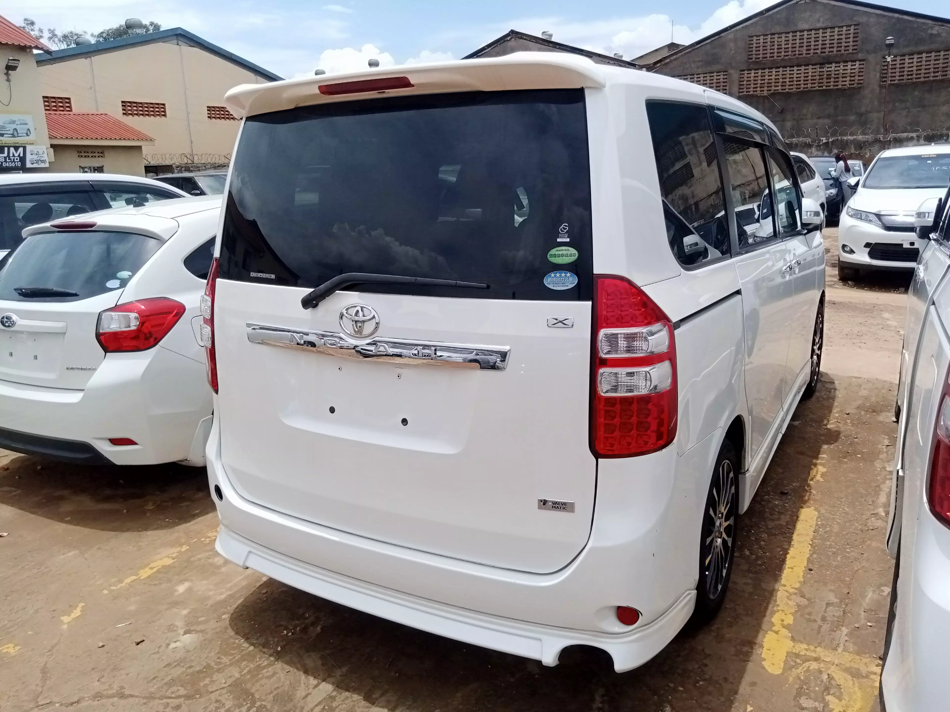 Toyota Noah   - 2011