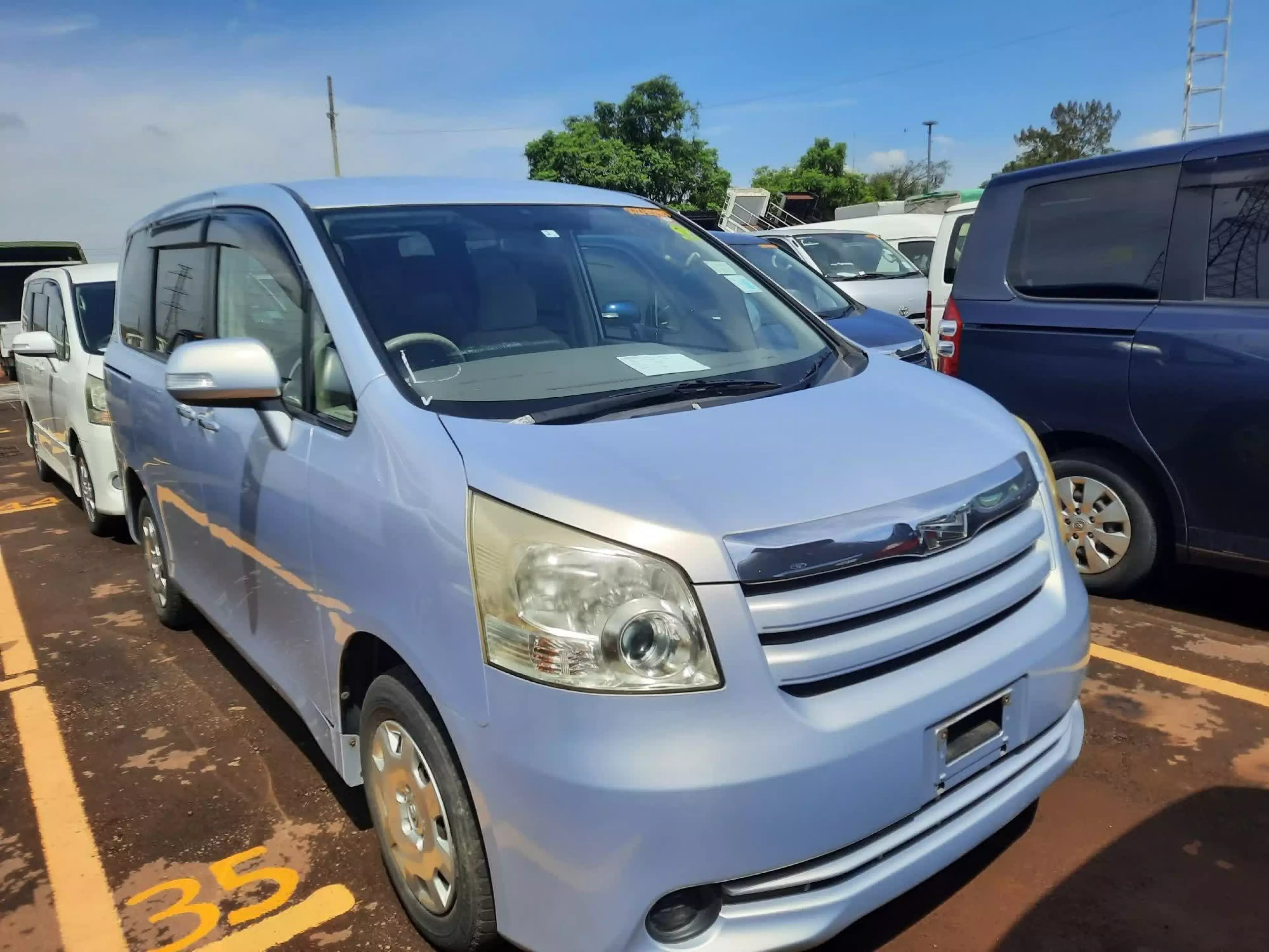 Toyota Noah - 2009