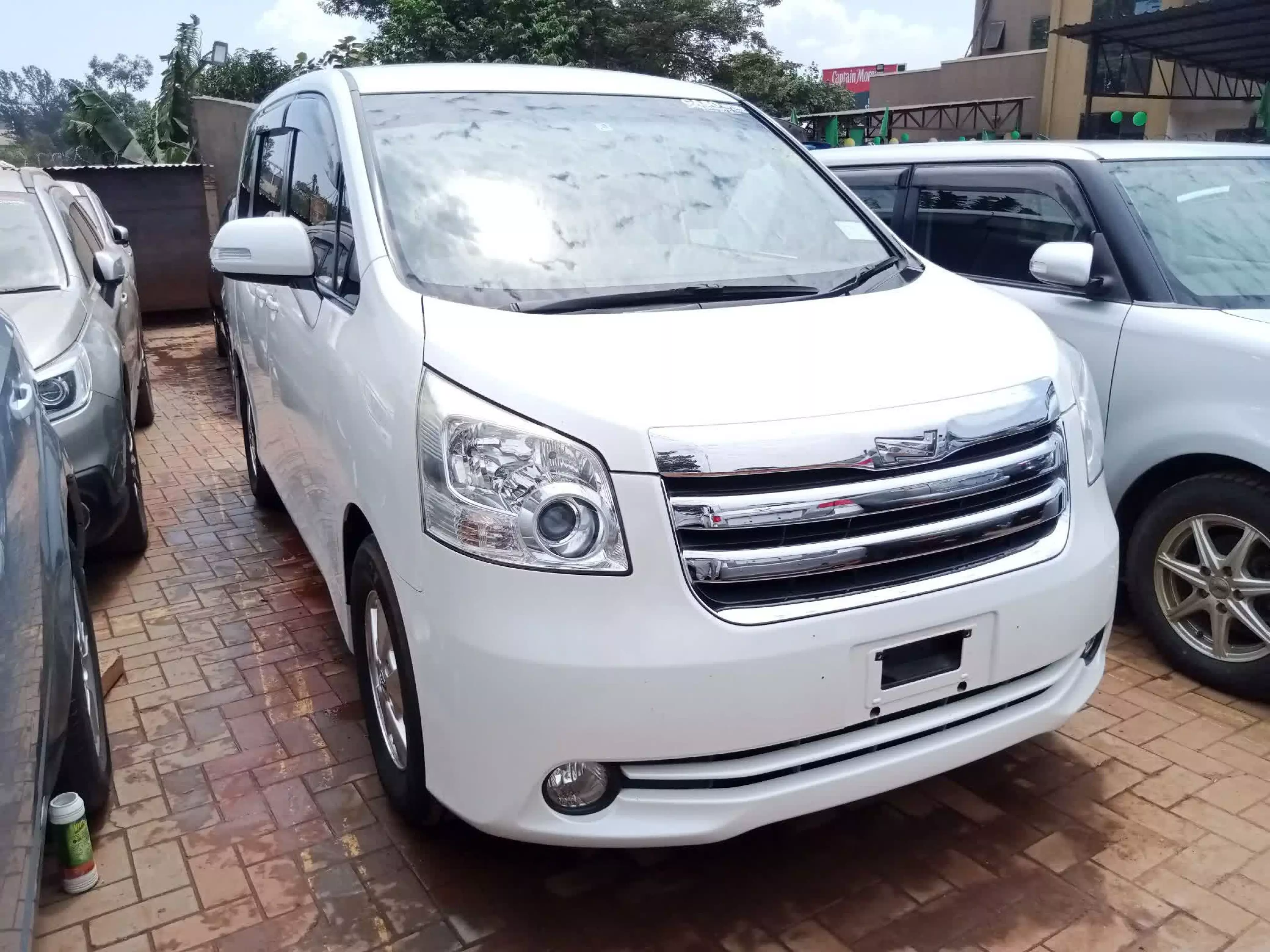 Toyota Noah - 2009