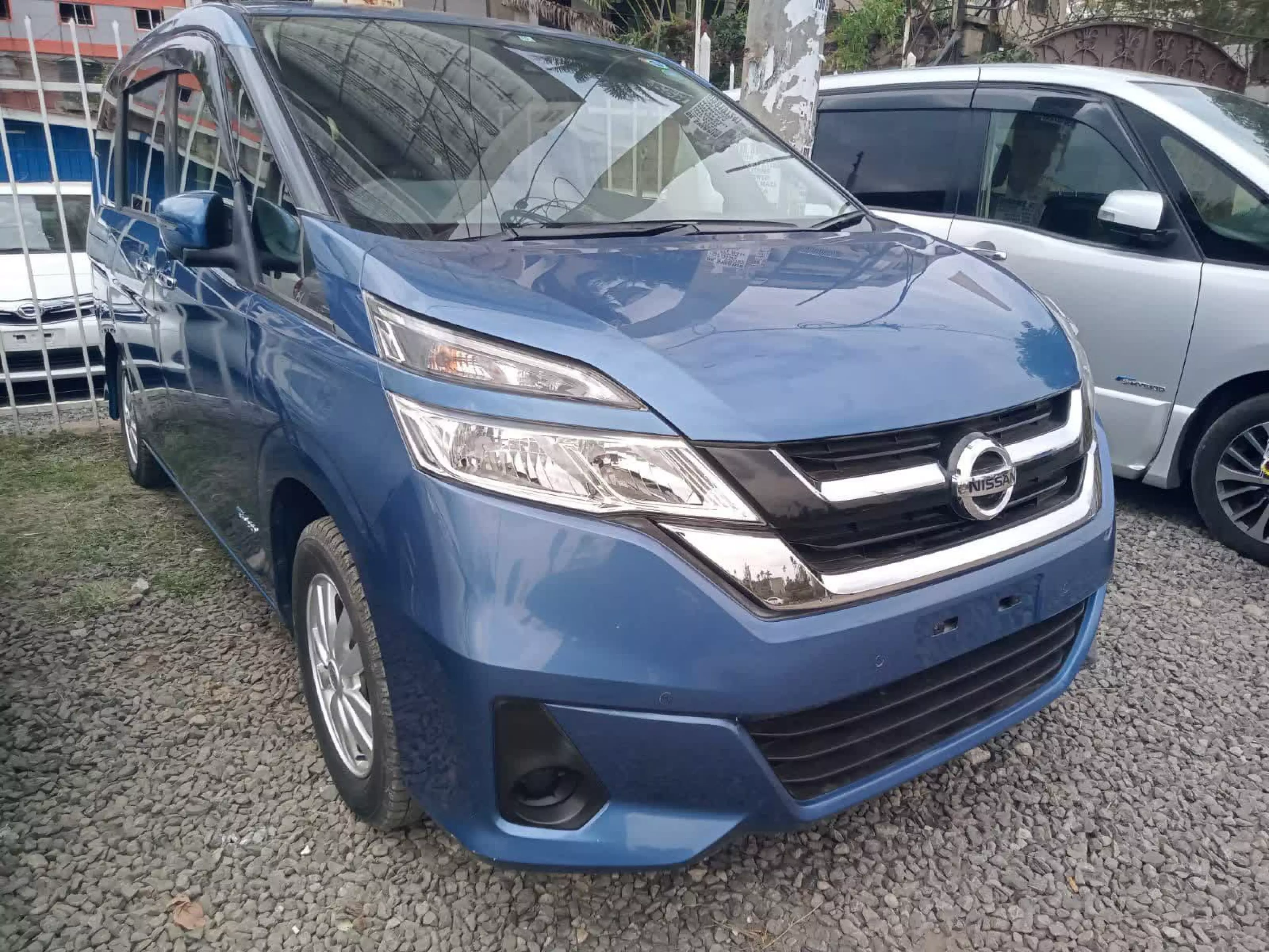Nissan Serena - 2015