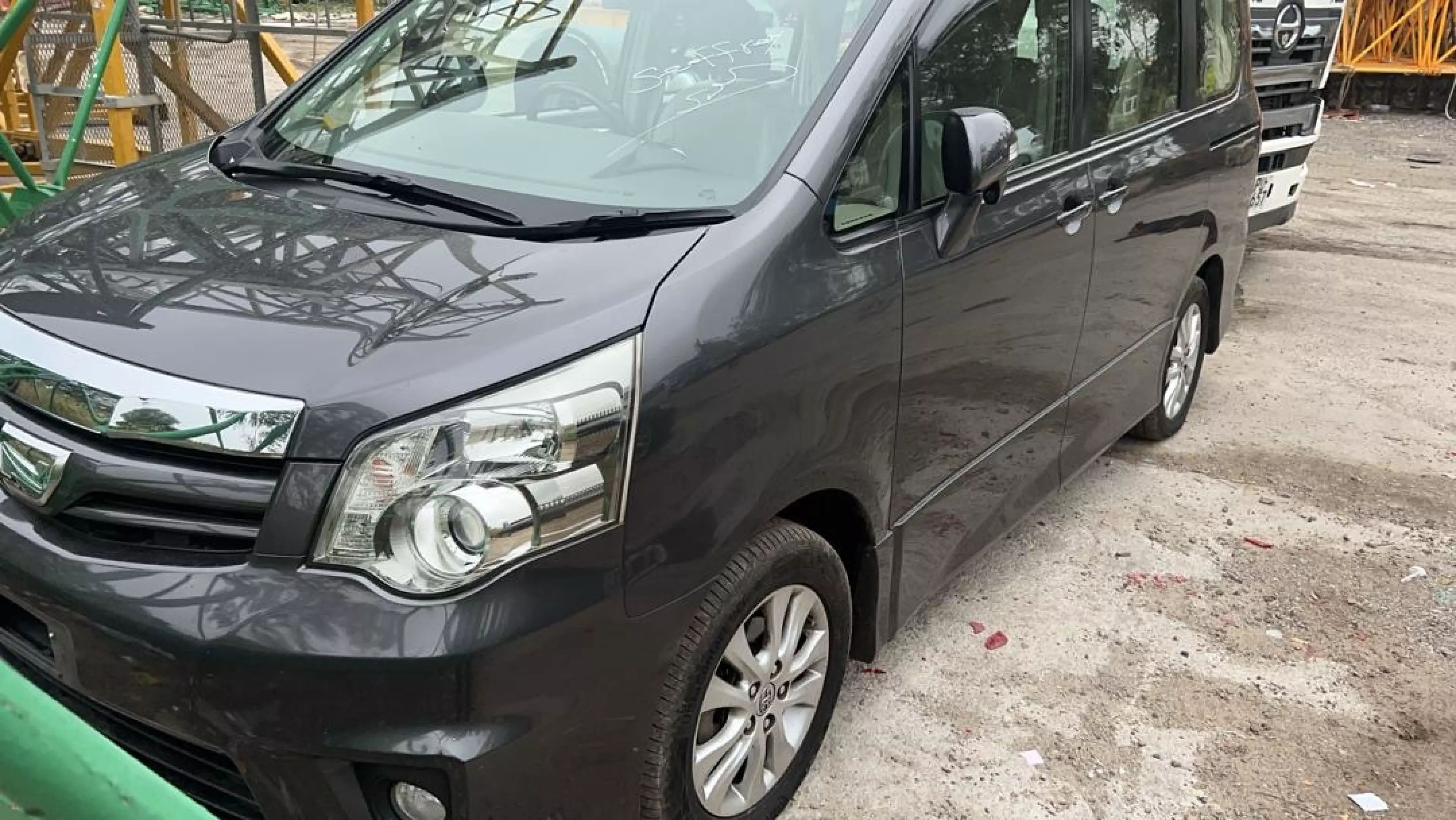 Toyota Noah - 2011