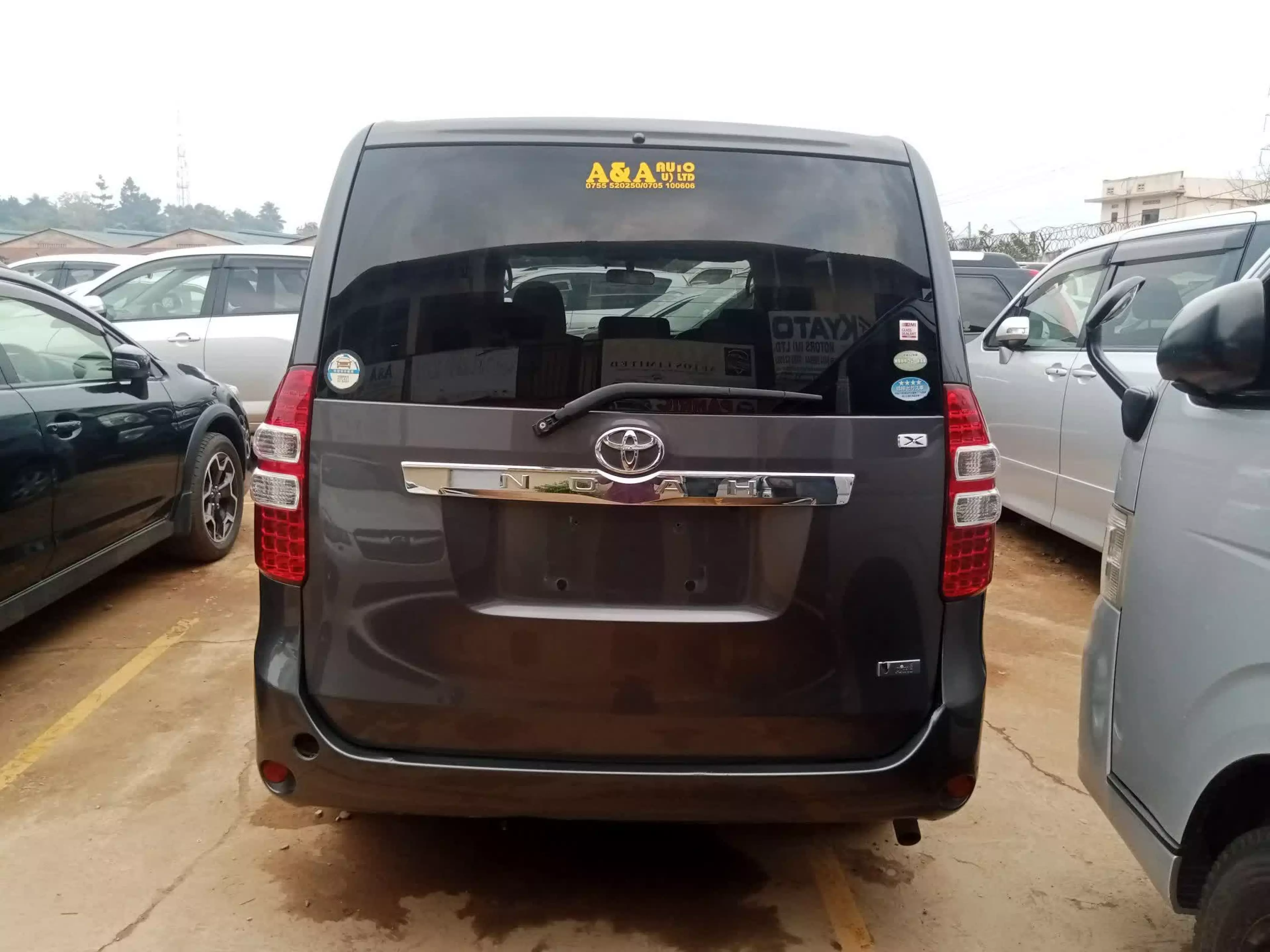 Toyota Noah   - 2011