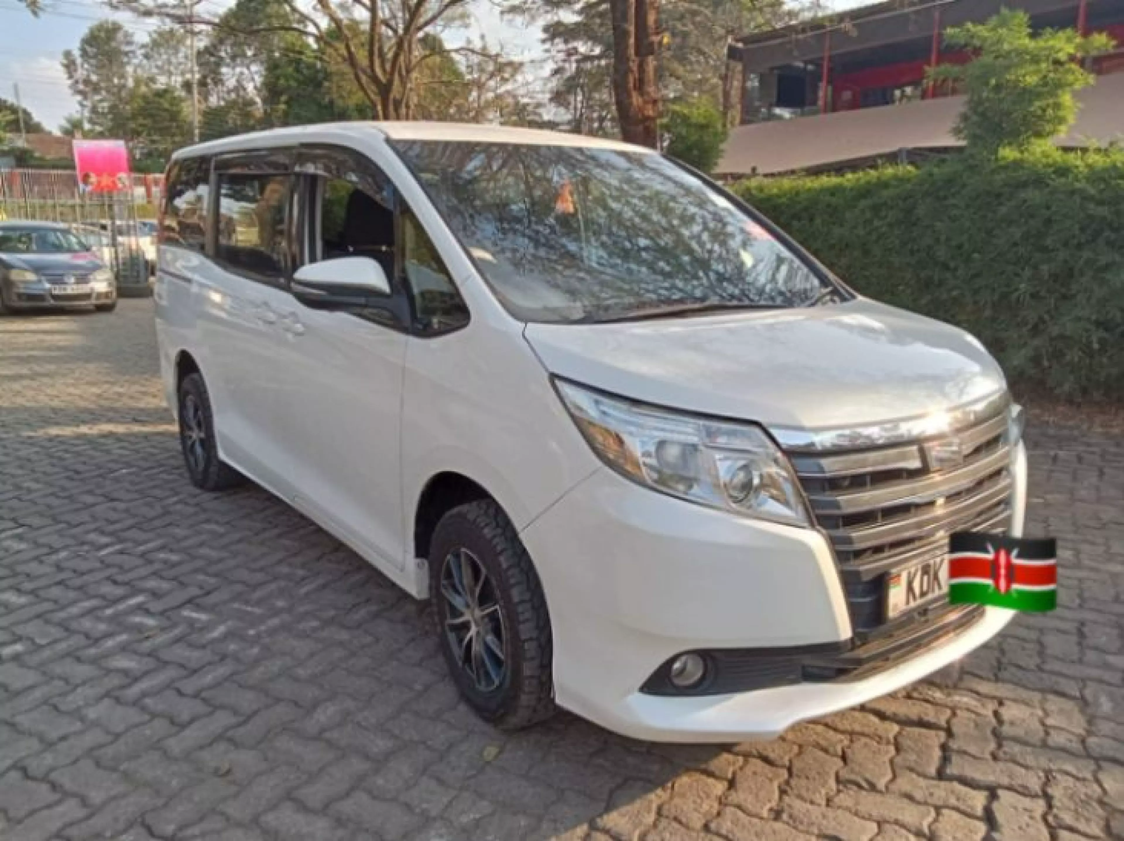 Toyota Noah - 2015