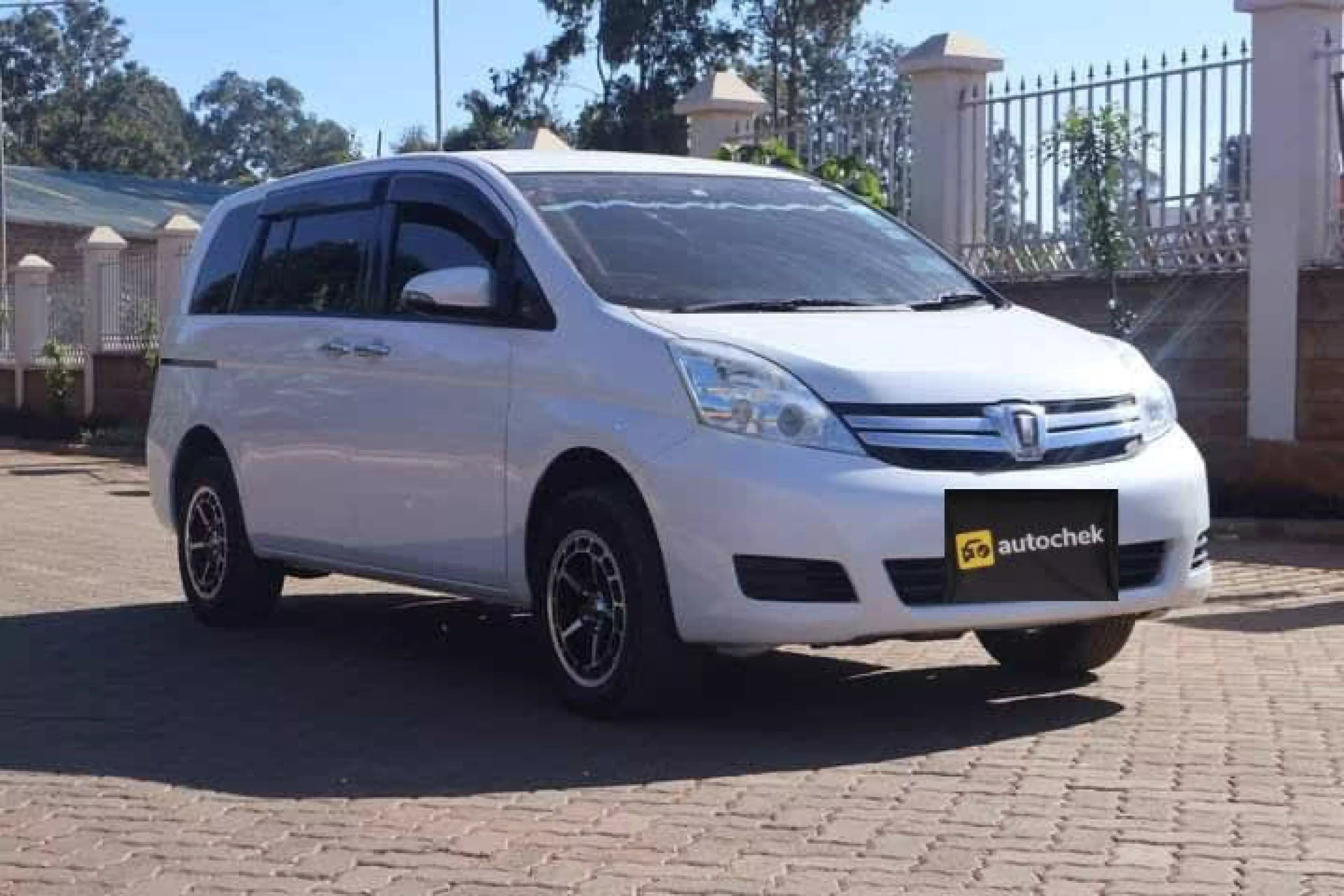 Toyota Isis  - 2014