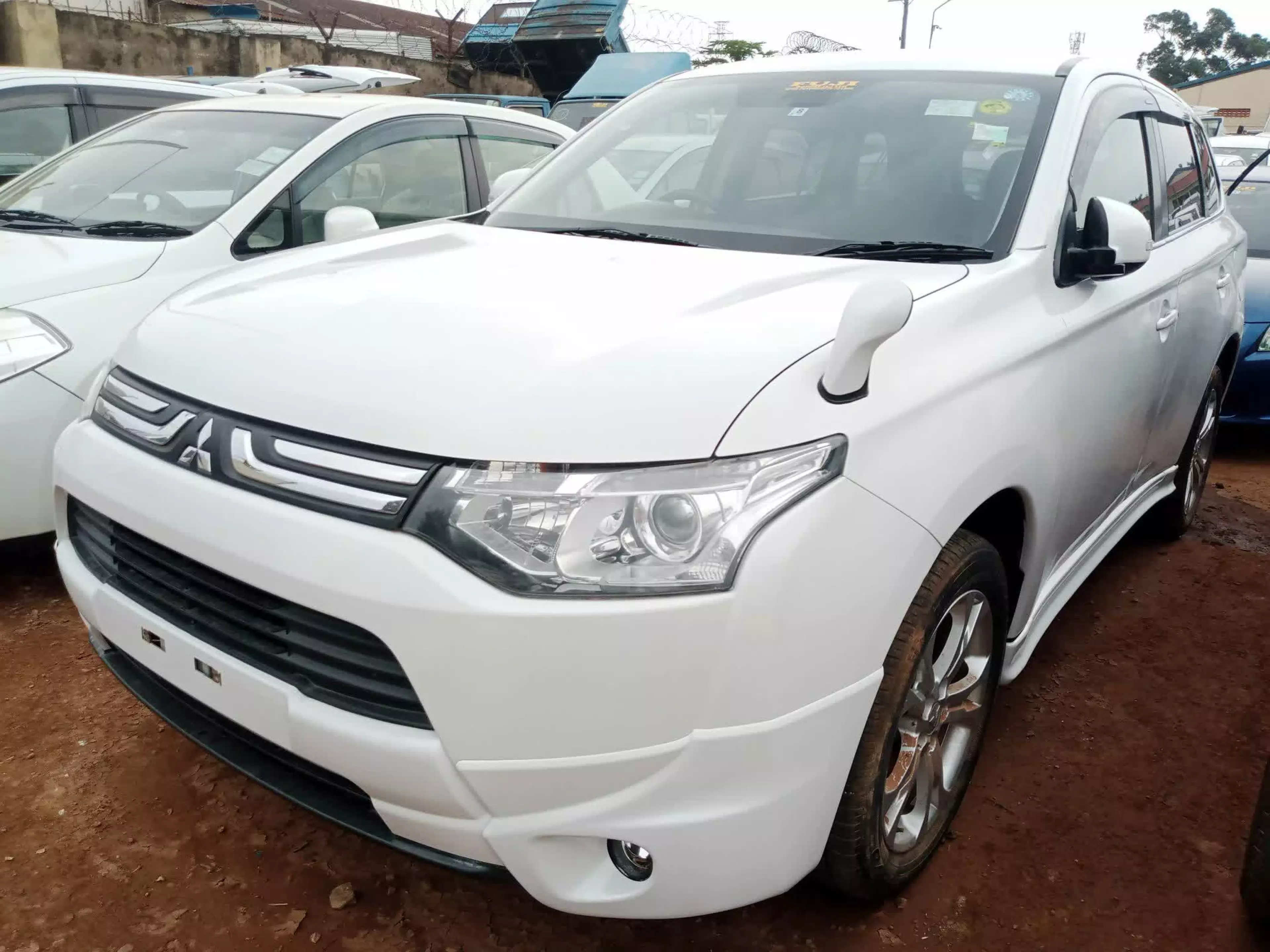 Mitsubishi OUTLANDER - 2012