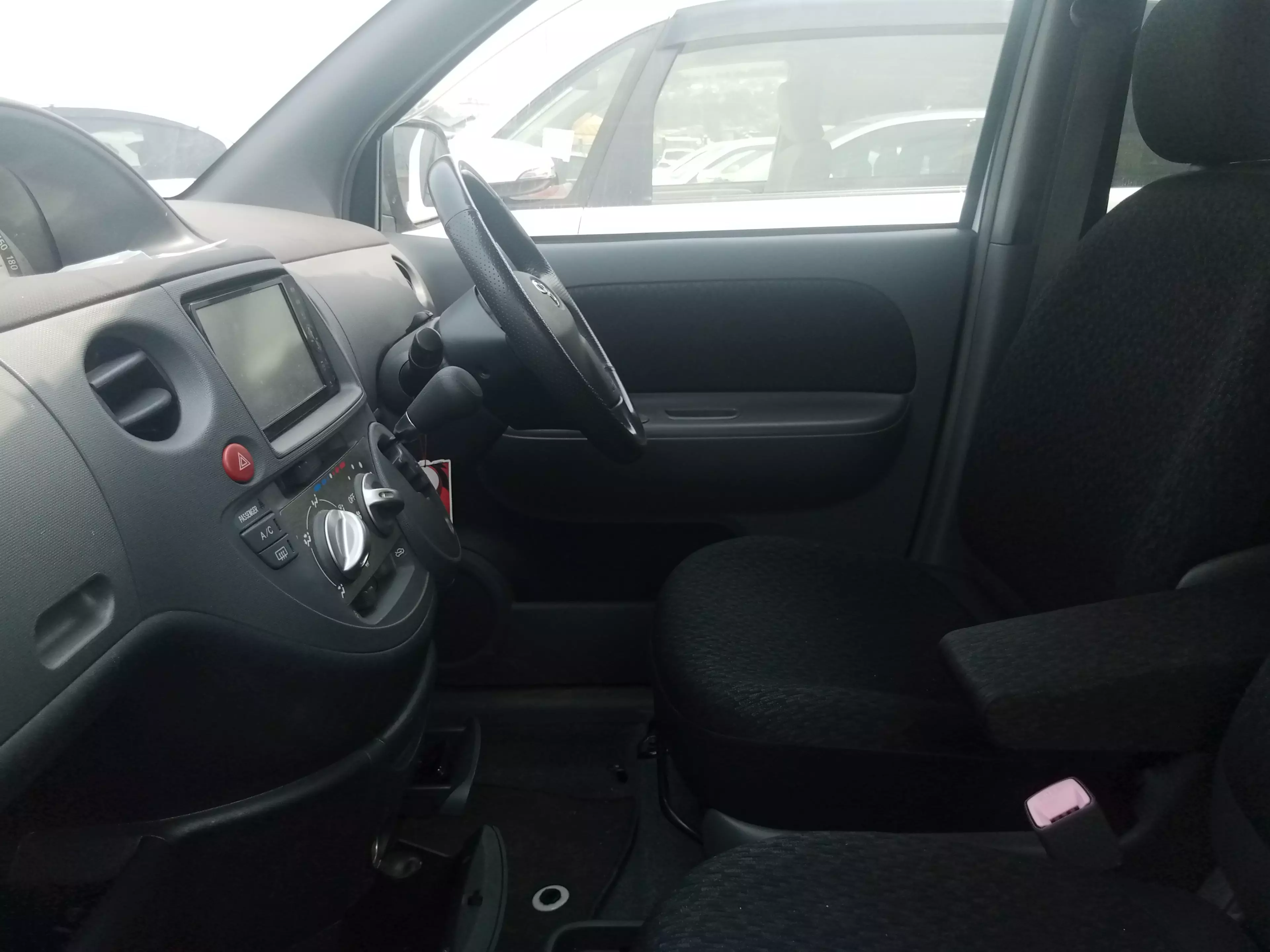 Toyota Sienta   - 2011